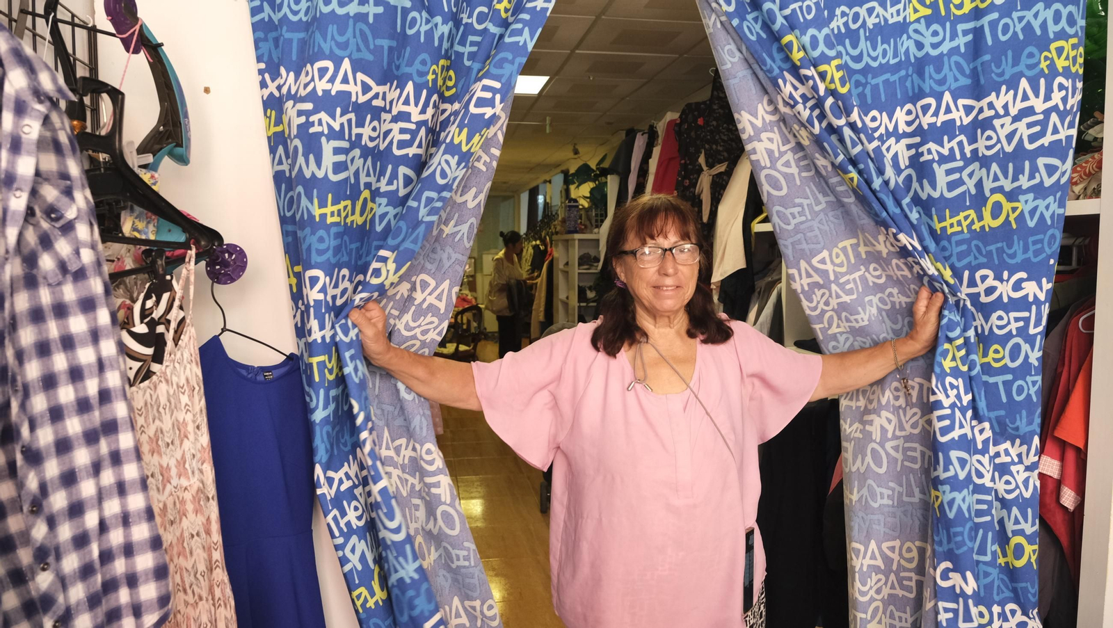 Las imágenes de la asociación que regala libros y ropa a las personas sin hogar en El Zapillo