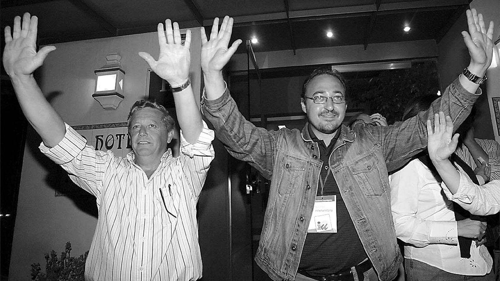Ernesto Marín (PP) y José Pedro Butrón (IU), mostrando sus manos en la noche electoral de las municipales de 2007