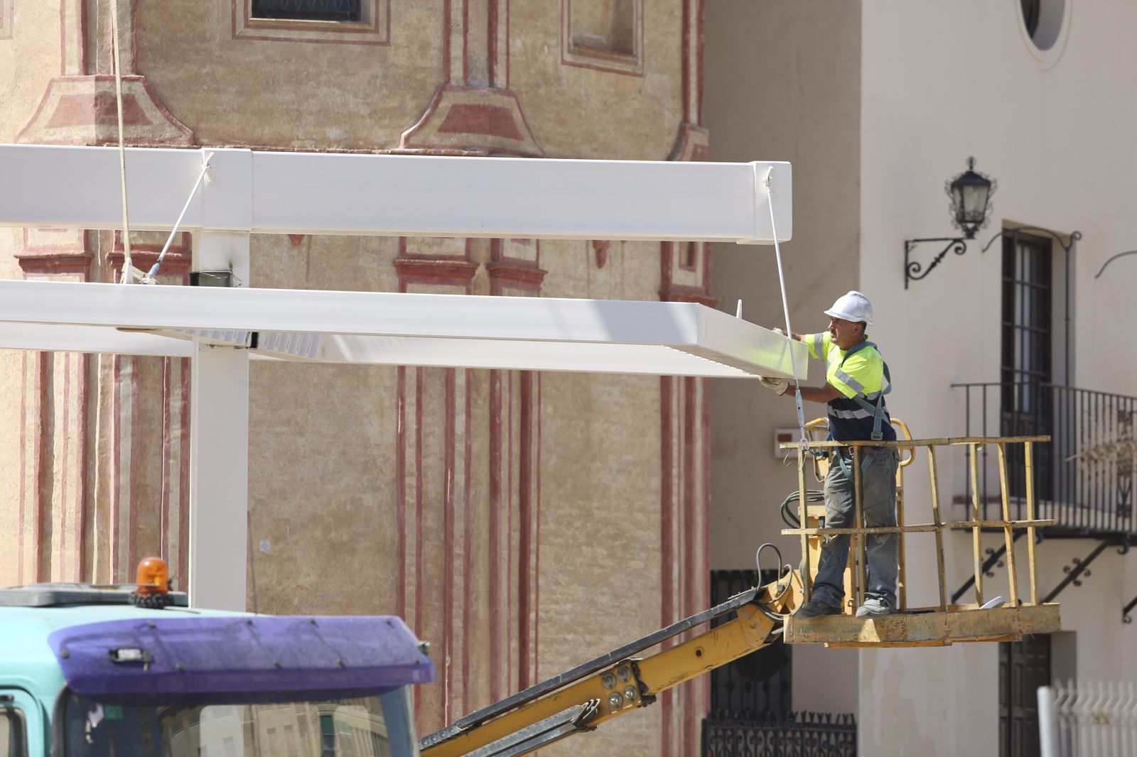 La retirada de la polémica pérgola de Santo Domingo, en fotos