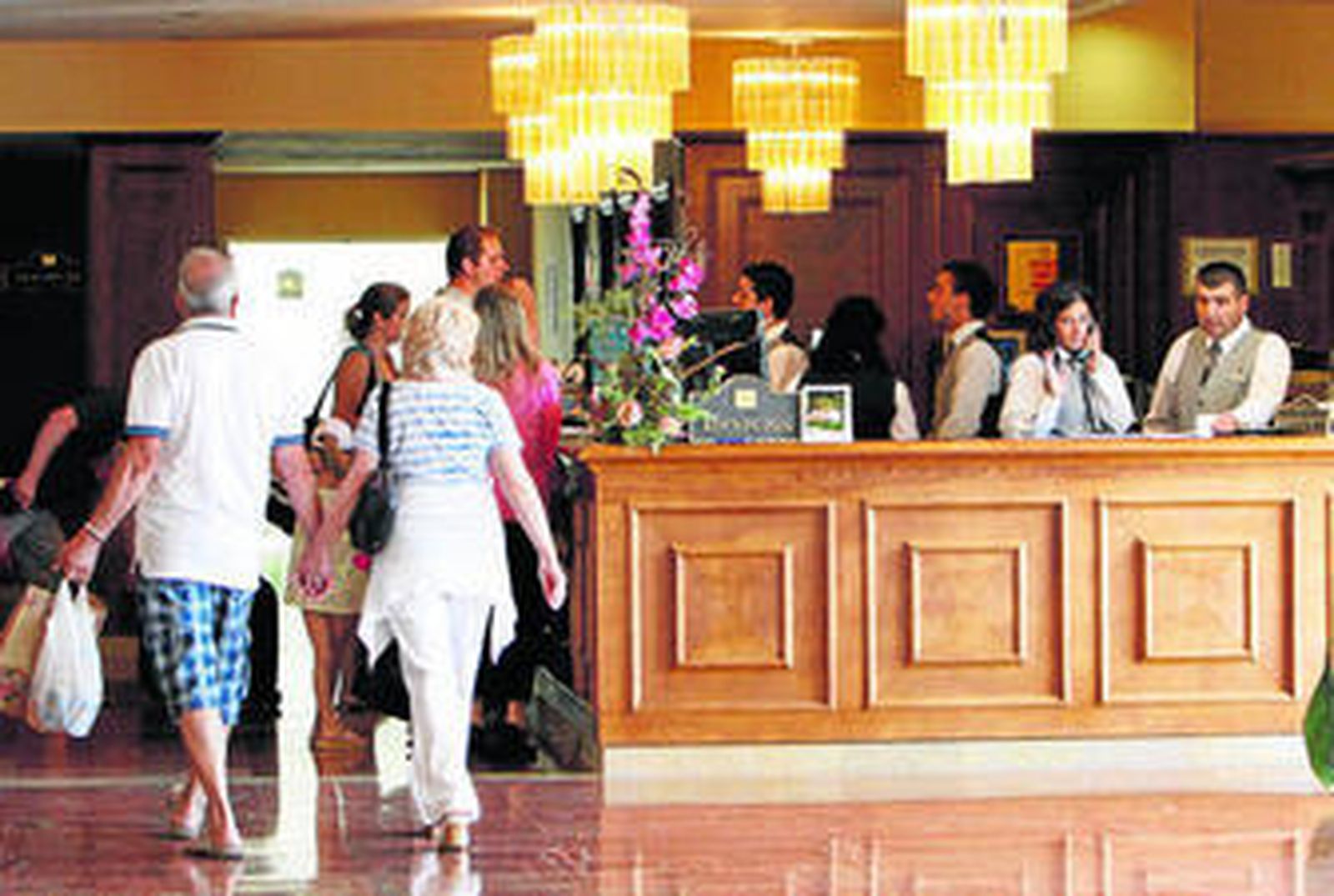 Recepción del hotel Barrosa Garden, establecimiento que aumentará en 30 habitaciones su oferta actual.