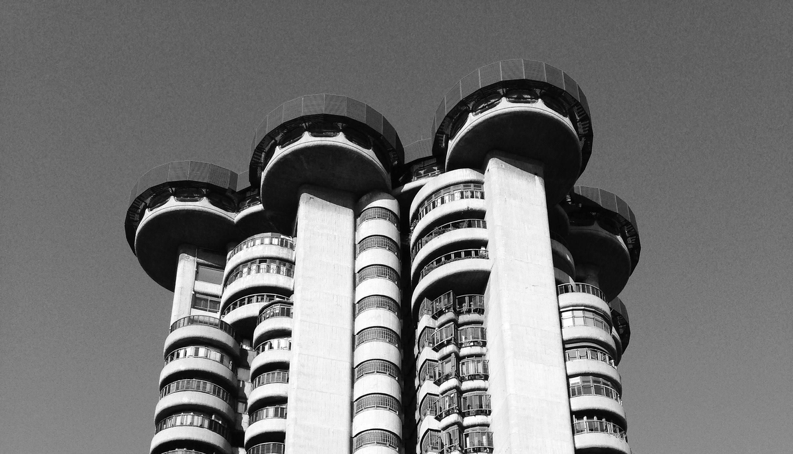 Imagen del edificio de Torres Blanca, de 81 metros de altura e ideado a base de cilindros rodeados por balcones.