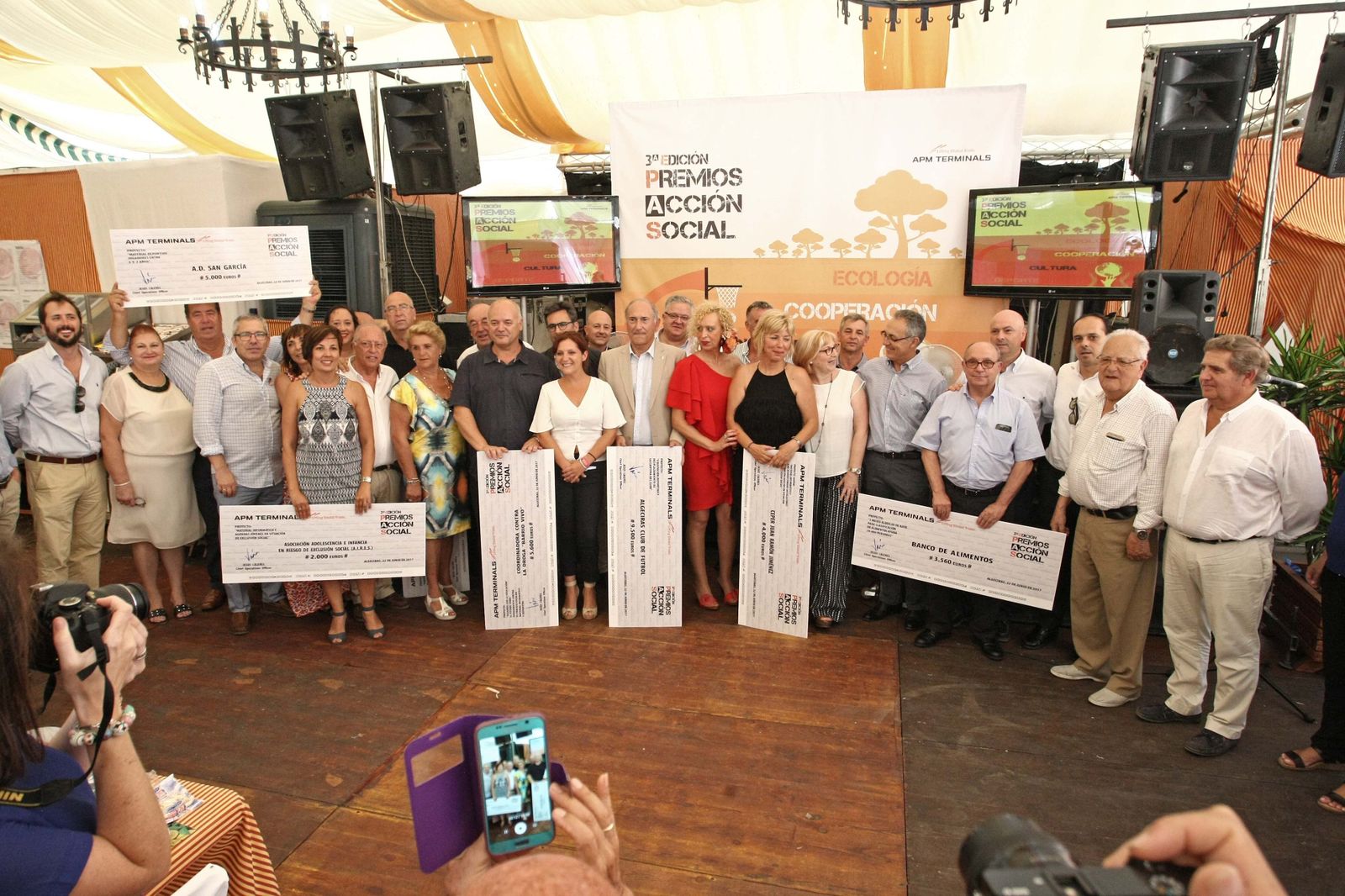 Los premiados ayer junto al responsables de Relaciones Institucionales de APM Terminals, en la caseta de la compañía de la Feria Real.