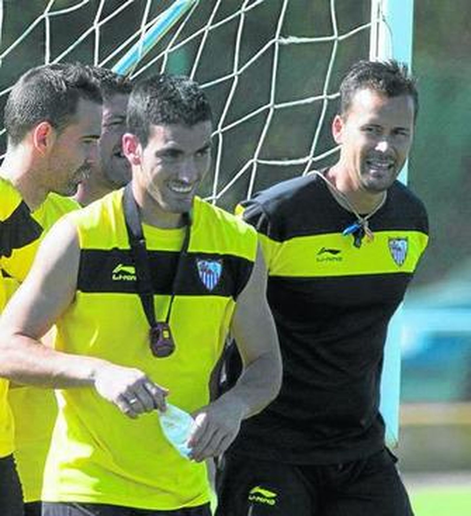 Ismael Fernández, a la izquierda de Alfaro, carga con una portería.