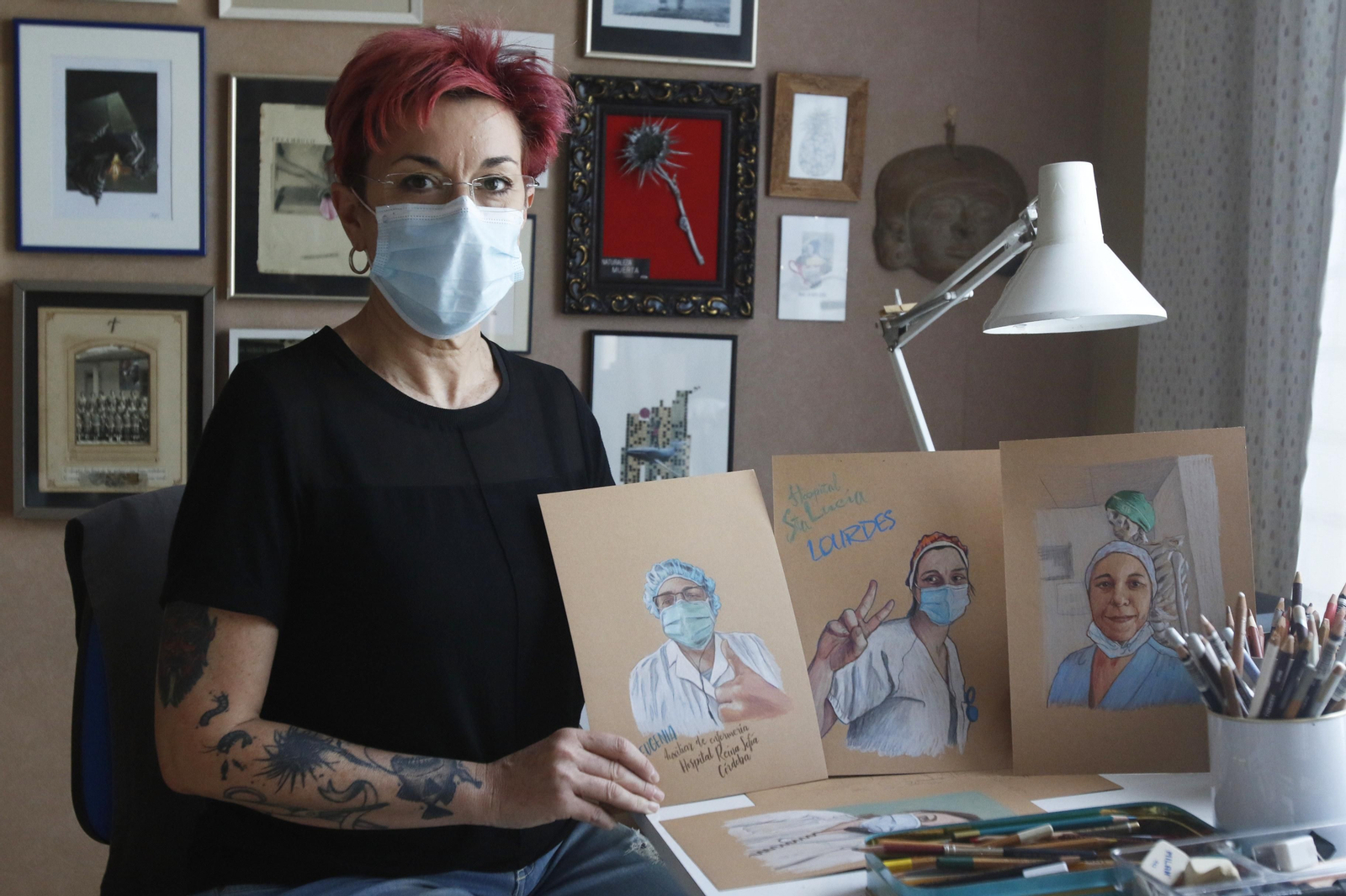 Rosa de Gabriel muestra algunos de sus dibujos de 'Retratos para la cuarentena'