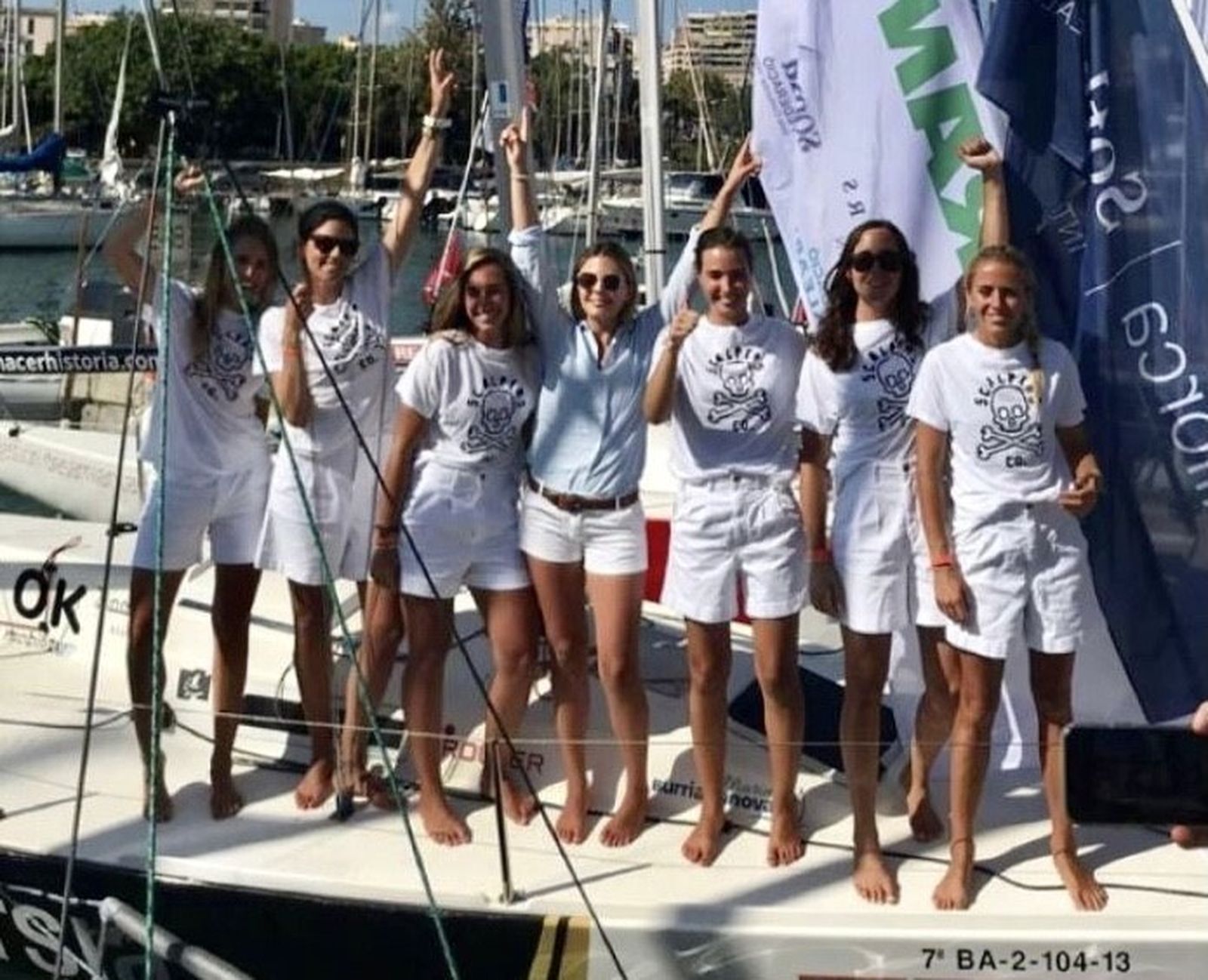 La onubense Marta Garrido celebra la victoria con su equipo.