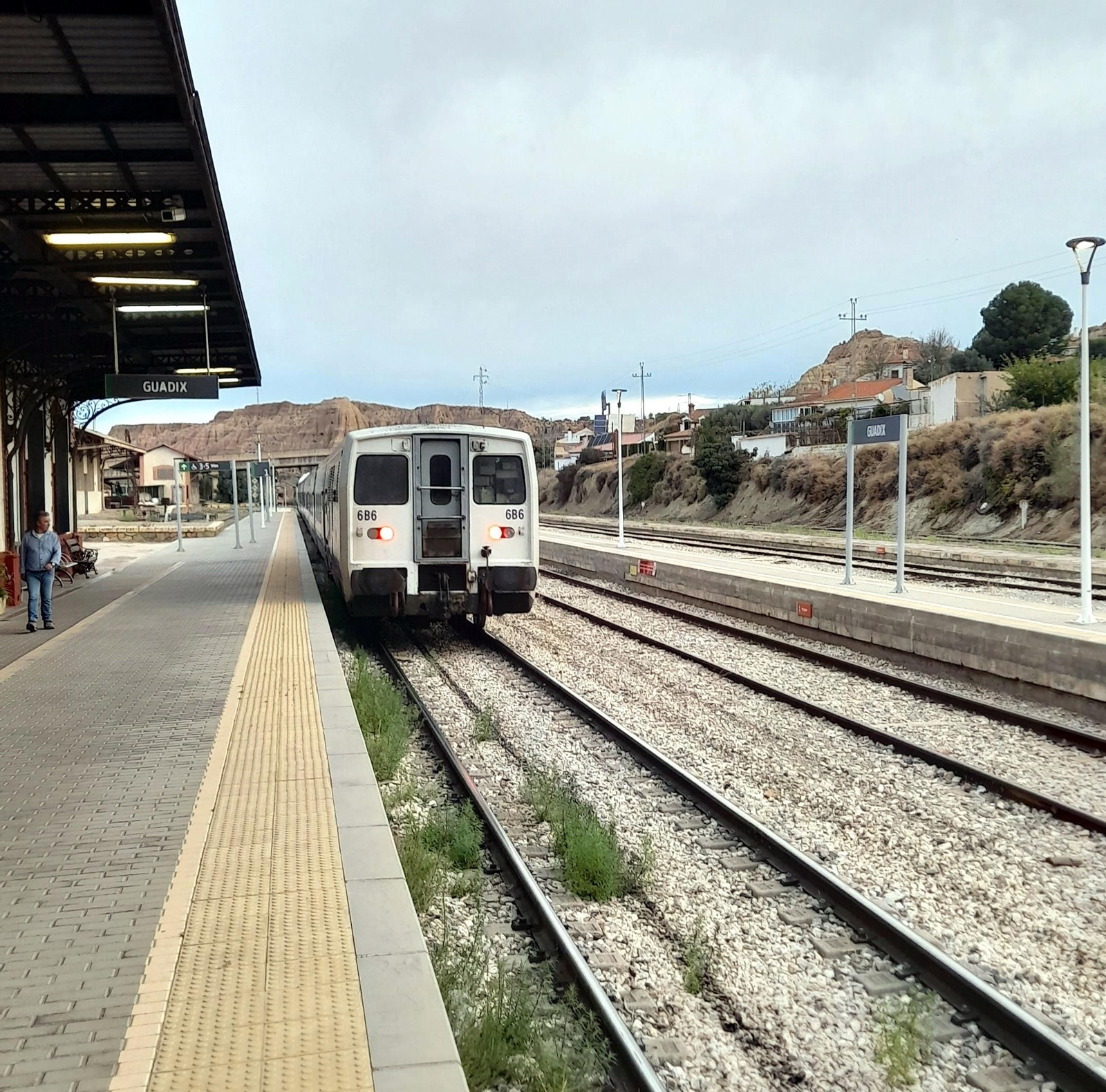 Imagen de un tren a su paso por Guadix