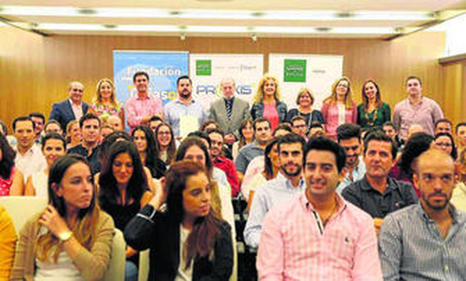 El presidente de la Diputación, ayer, junto a un grupo de jóvenes que comienzan sus prácticas con 'Pr@axis'.