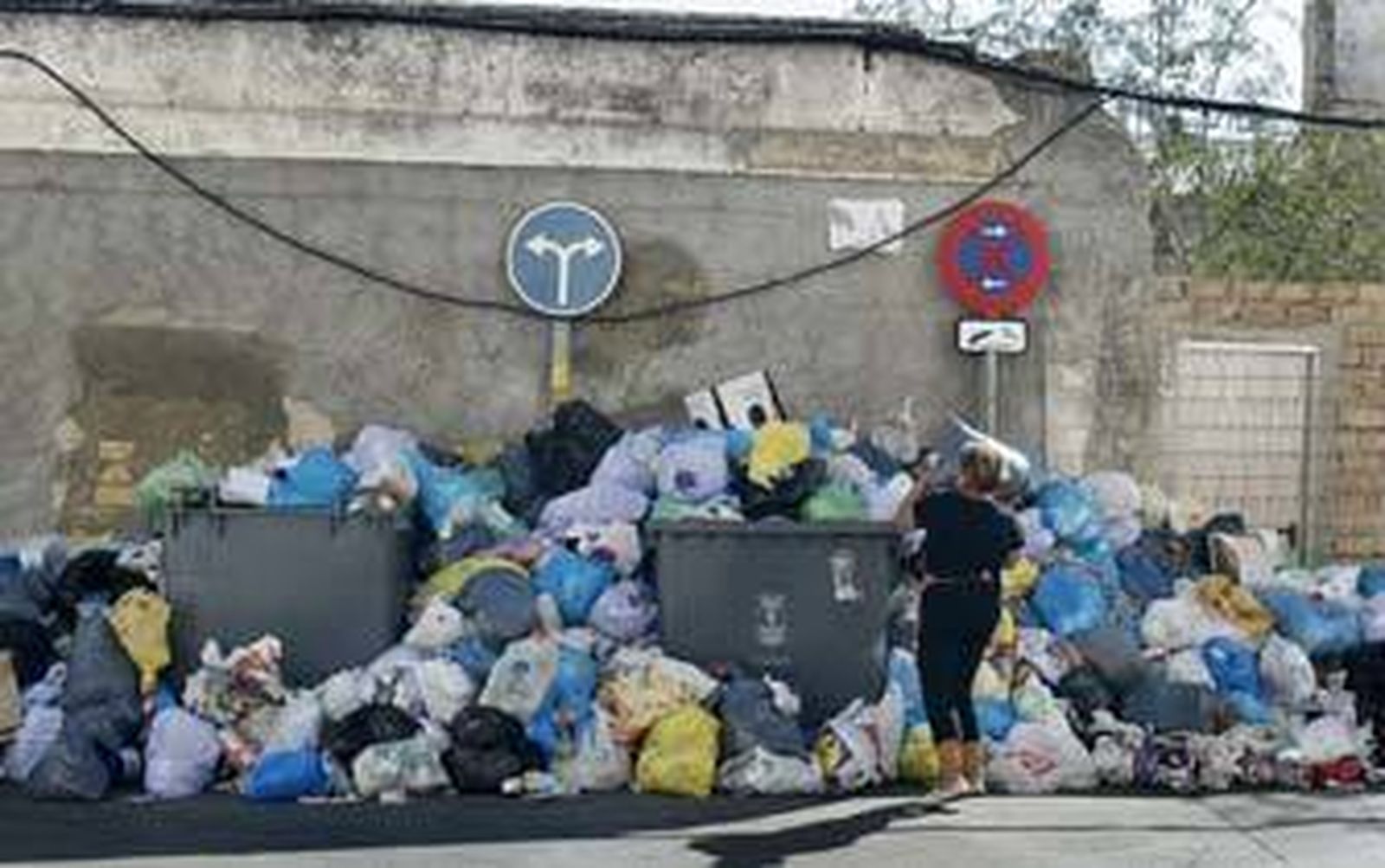 La basura seguía ayer acumulada en calles como La Rosa, en pleno Barrio Alto de la ciudad./Fito Carreto