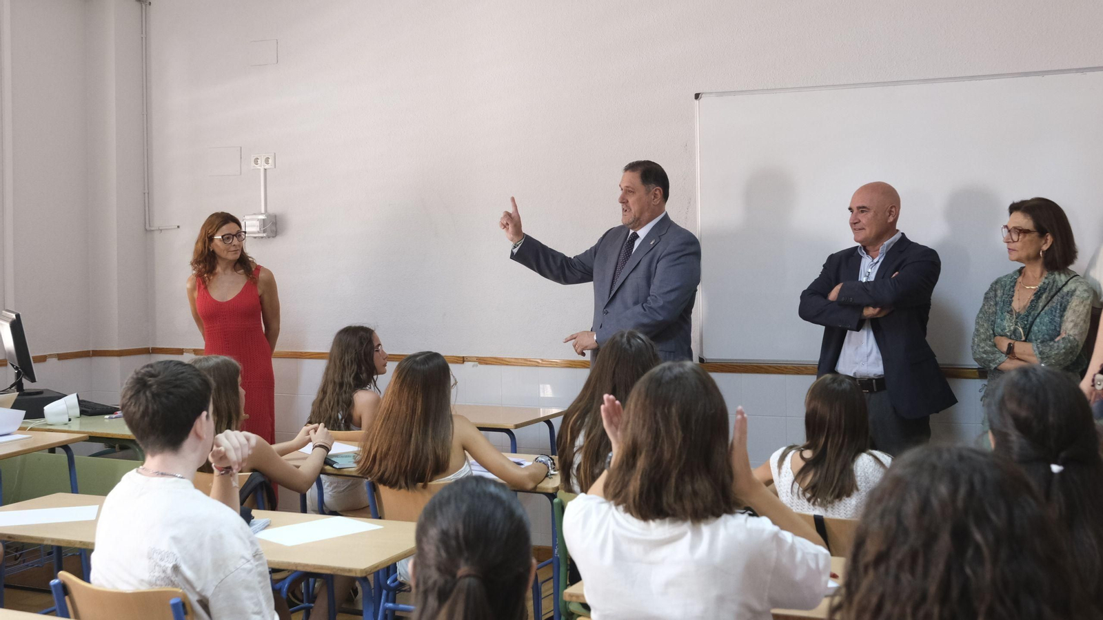 Delegado de Desarrollo Educativo y FP, Francisco Alonso, junto a los alumnos del IES Alborán - Manuel Cáliz.