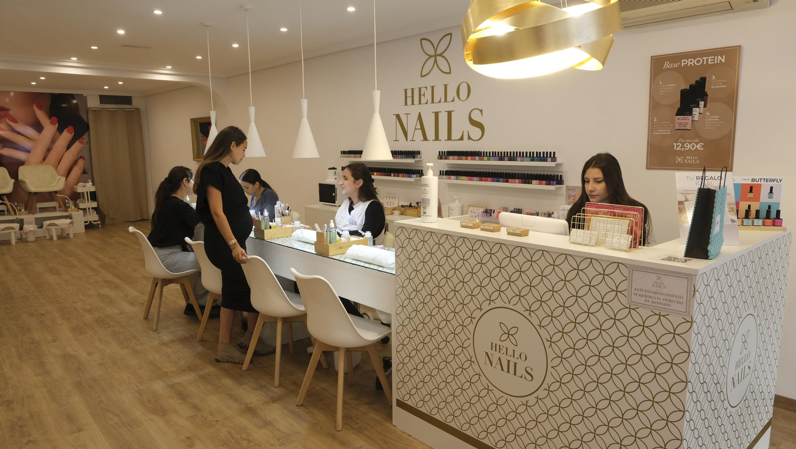 Imágenes de la nueva franquicia de Hello Nails en Almería