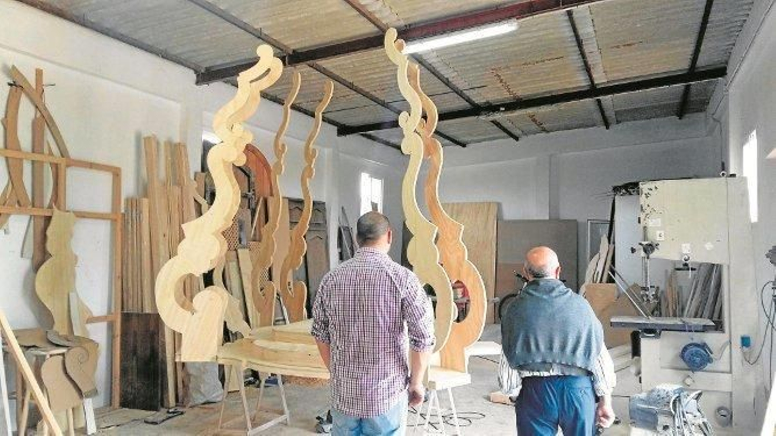 La cúpula que estrenará Desconsuelos en la magna del 24 de junio va tomando forma en la carpintería. En la imagen de la derecha se observa el boceto realizado por Jesús Guerrero.