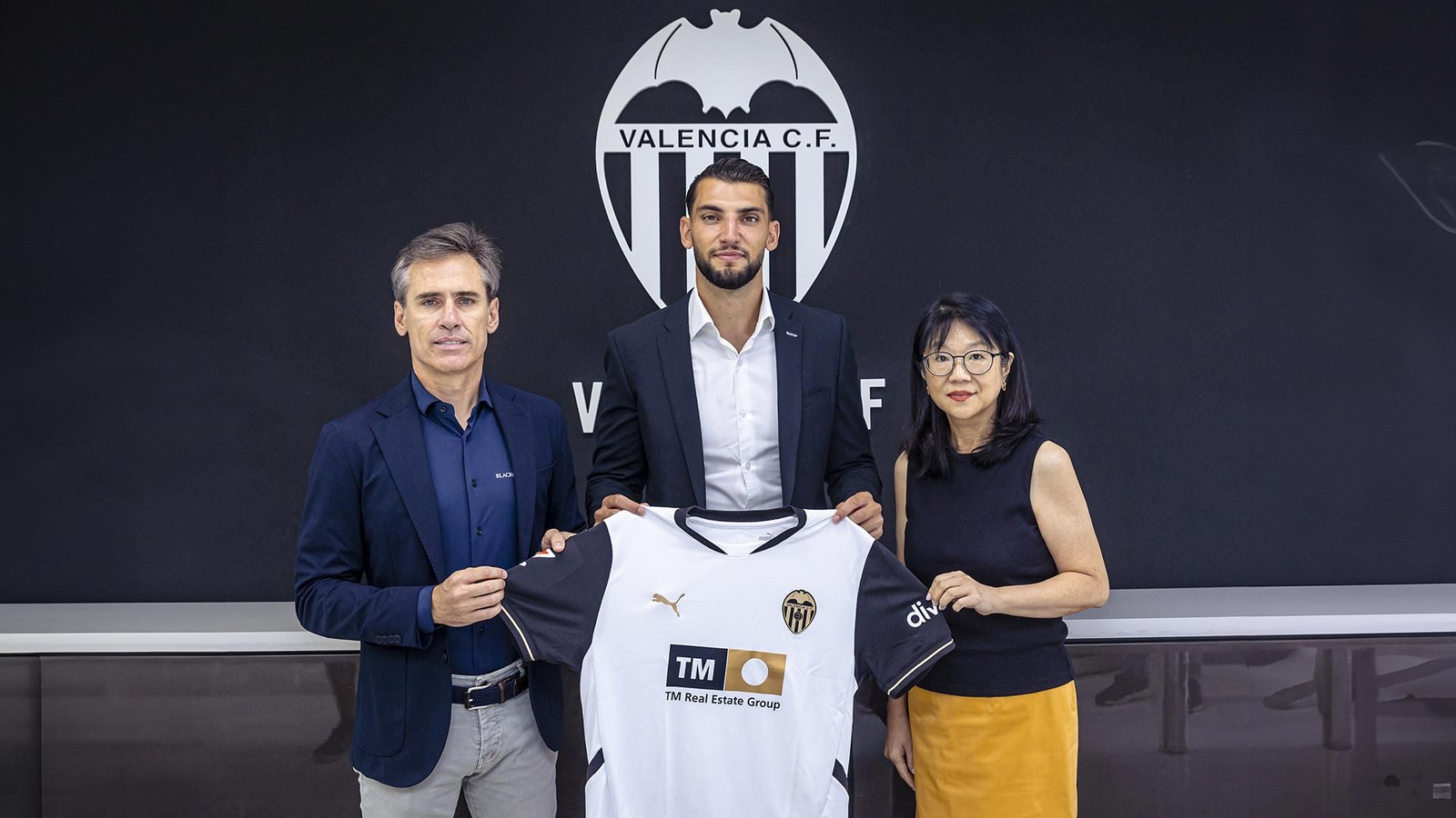 Rafa Mir posa con la camiseta del Valencia junto a Miguel Ángel Corona y Chan Lay Hoon.