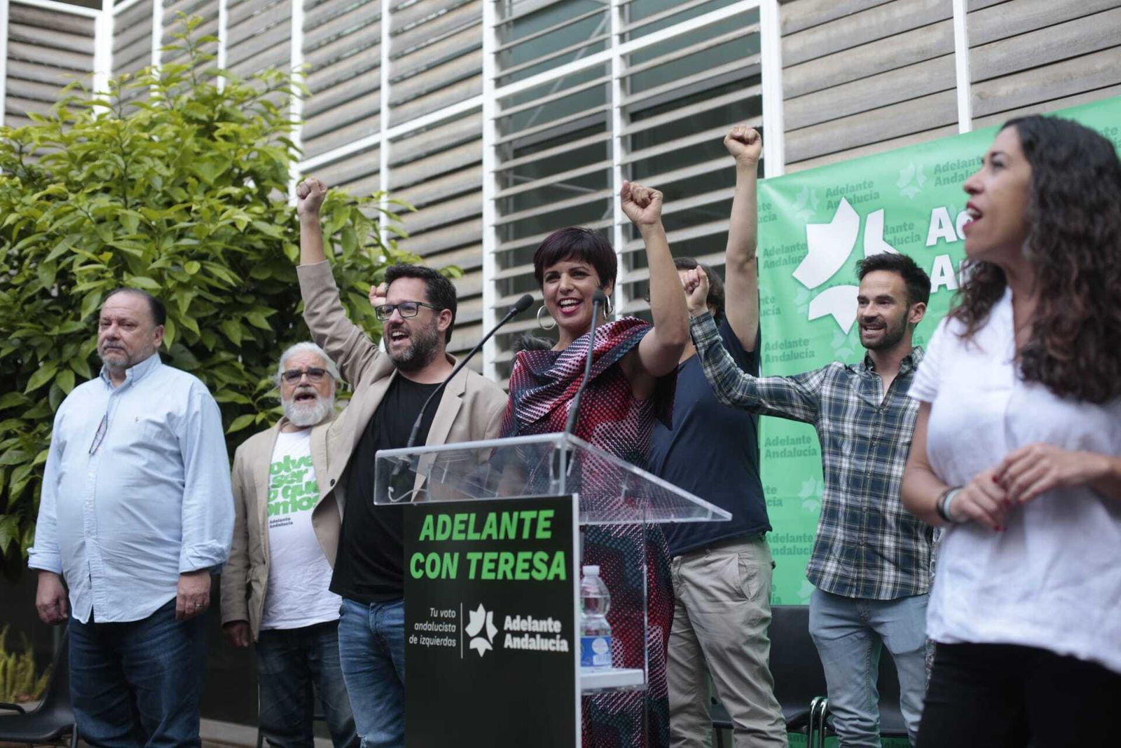 Teresa Rodríguez, junto a varios de los miembros de su candidatura, en el  ECCO, esta tarde.