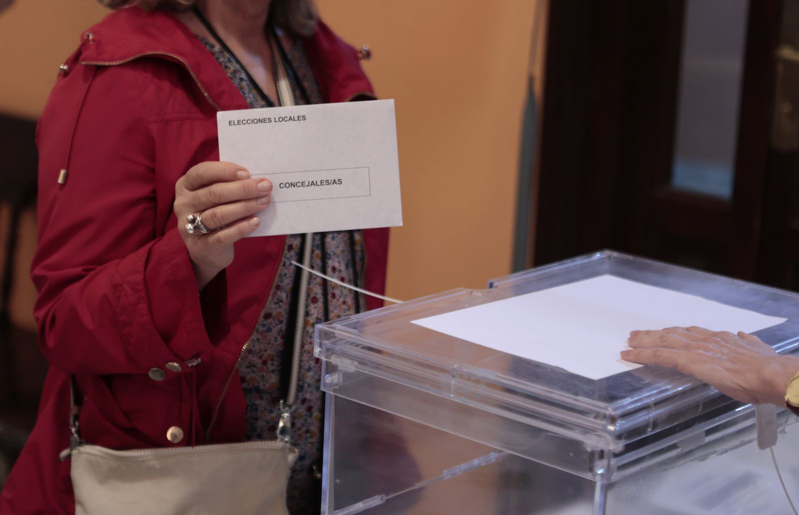 Una mujer vota en las elecciones municipales de Sevilla