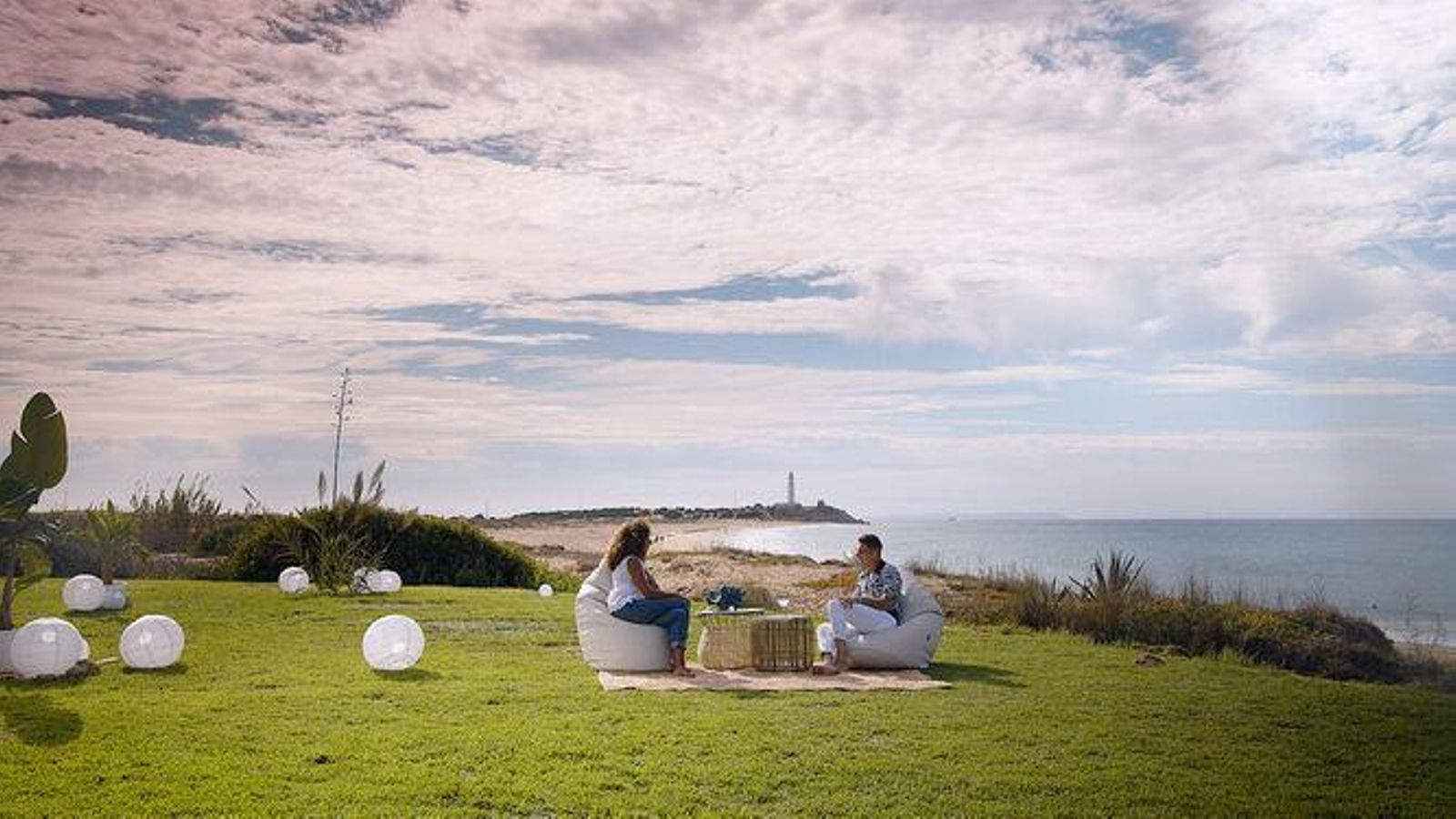 Rosario y Joaquín ante el Faro de Trafalgar