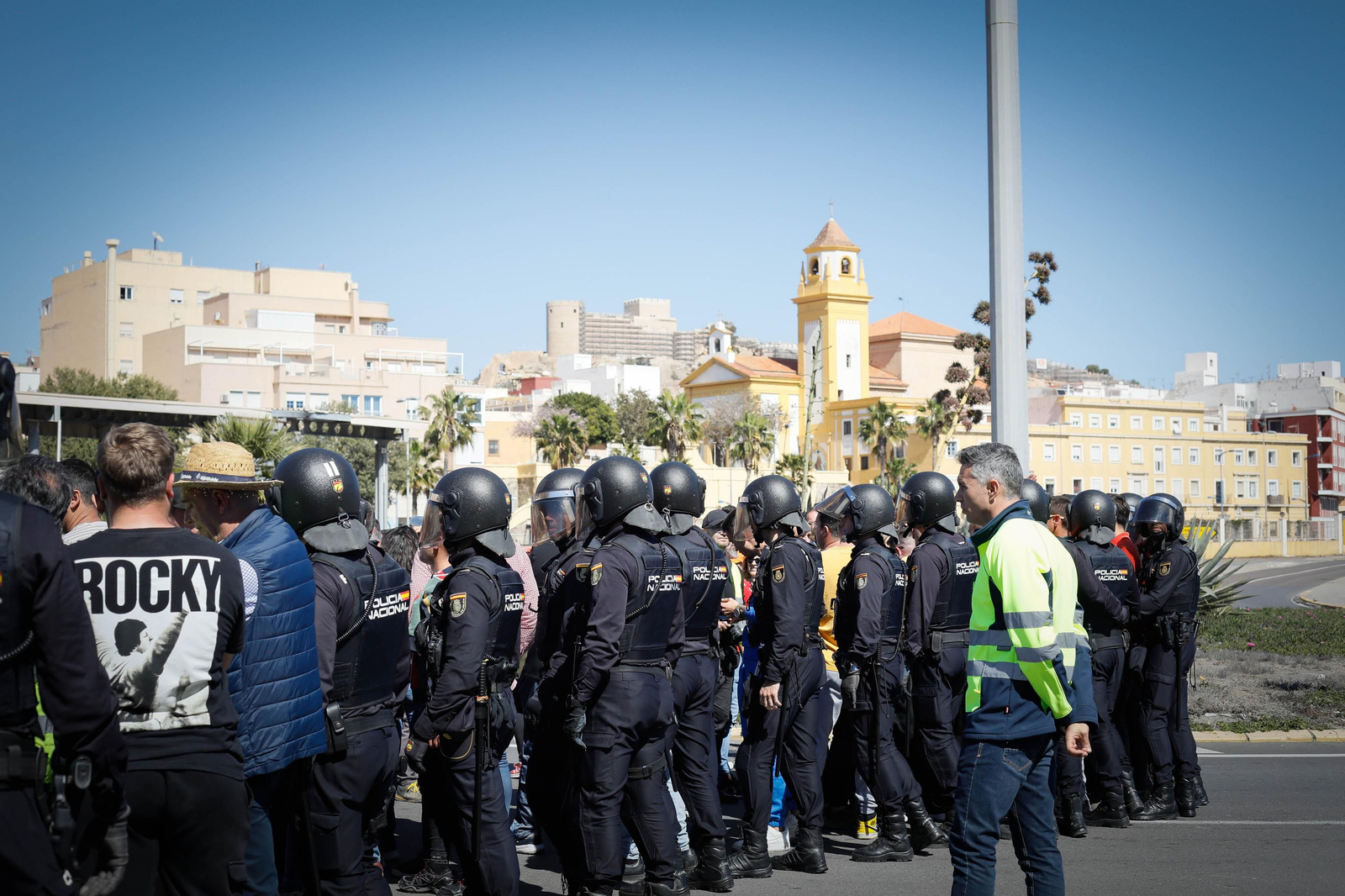 Los agricultores colapsan el puerto de Almería