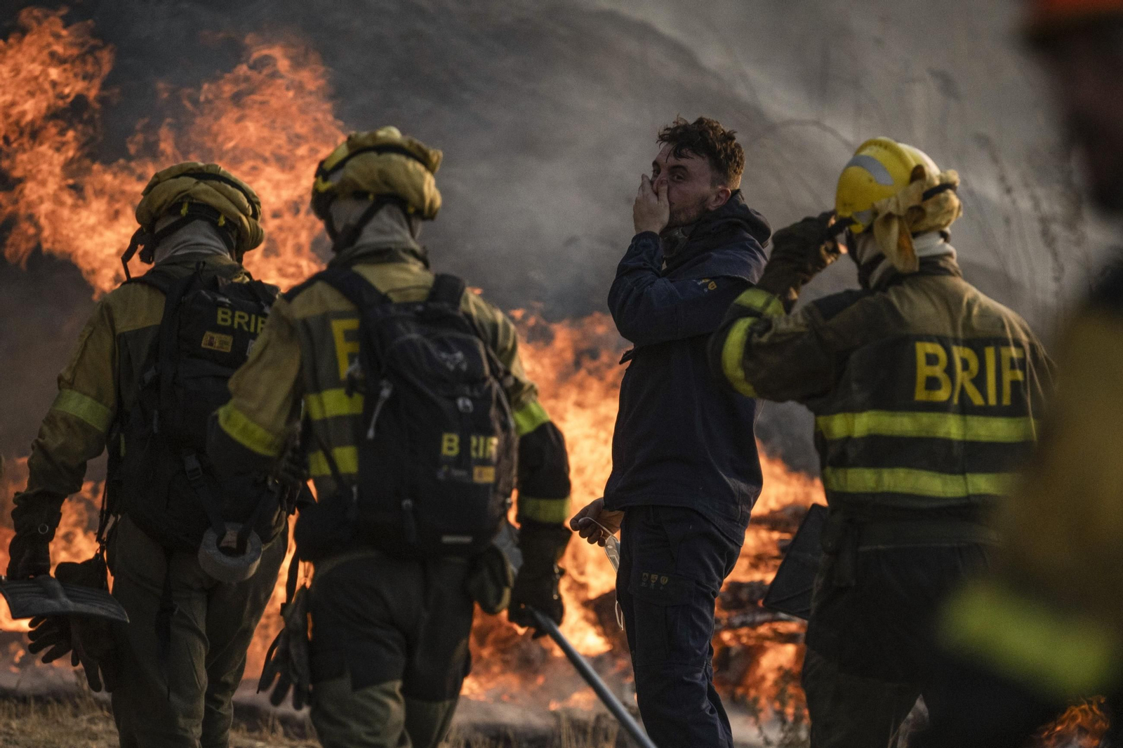 Los bomberos trabajan en un Incendio forestal en Monterrei (Orense).