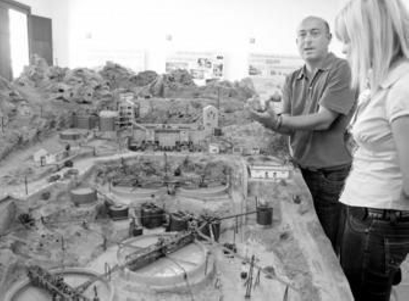 El delegado de Medio Ambiente, Clemente García, en la sala de la Casa de los Volcanes que representa la extracción minera realizada en Rodalquilar.