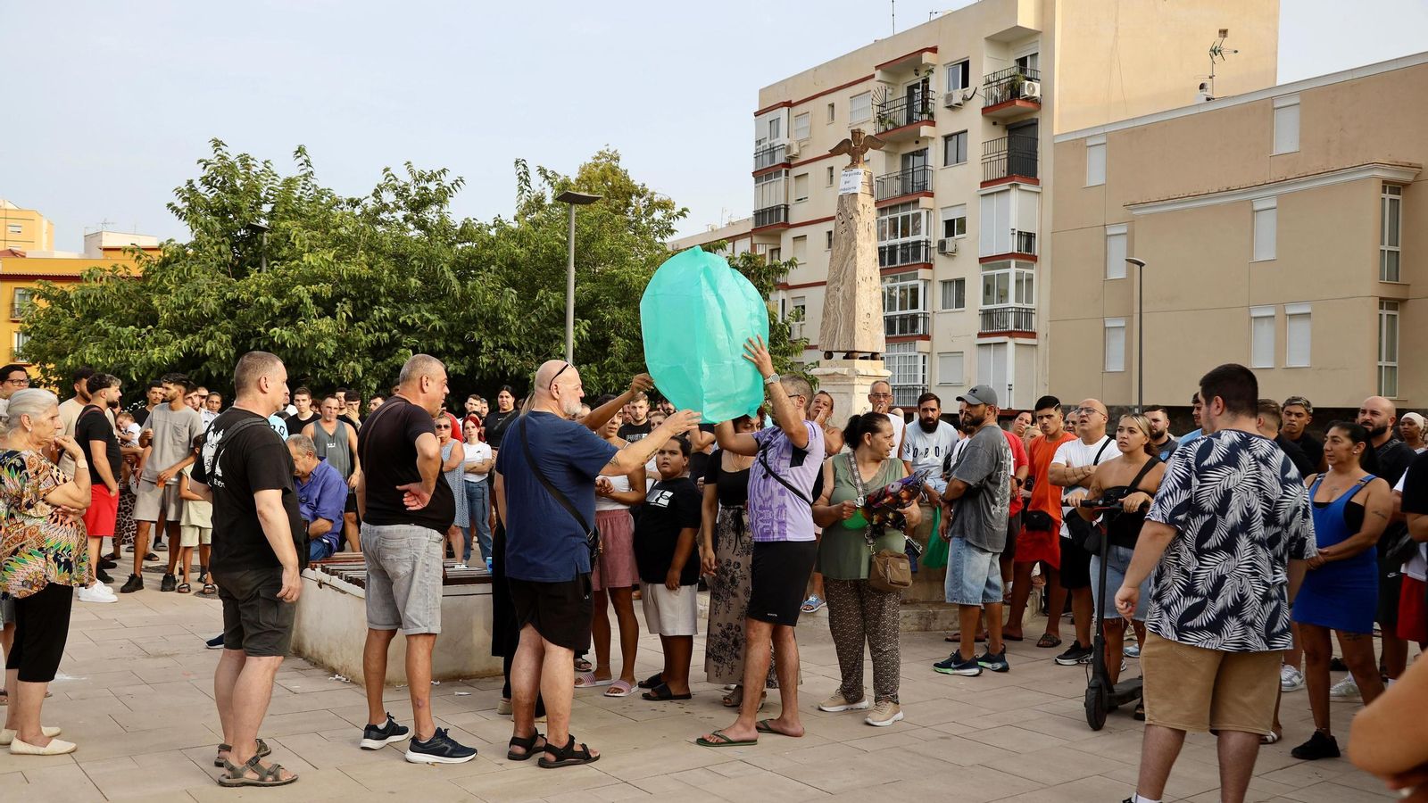 Lanzamiento de farolillos en memoria del joven.