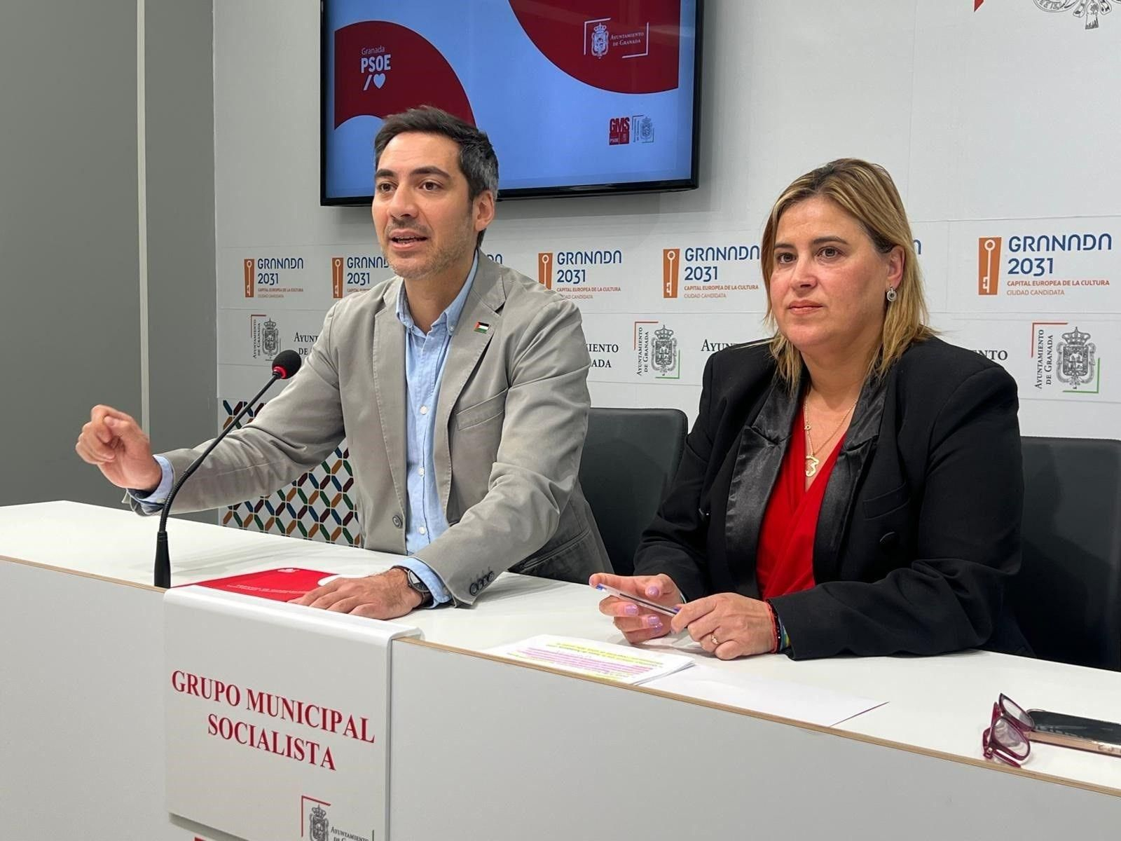 Los concejales del PSOE Eduardo Castillo y Nuria Gutiérrez