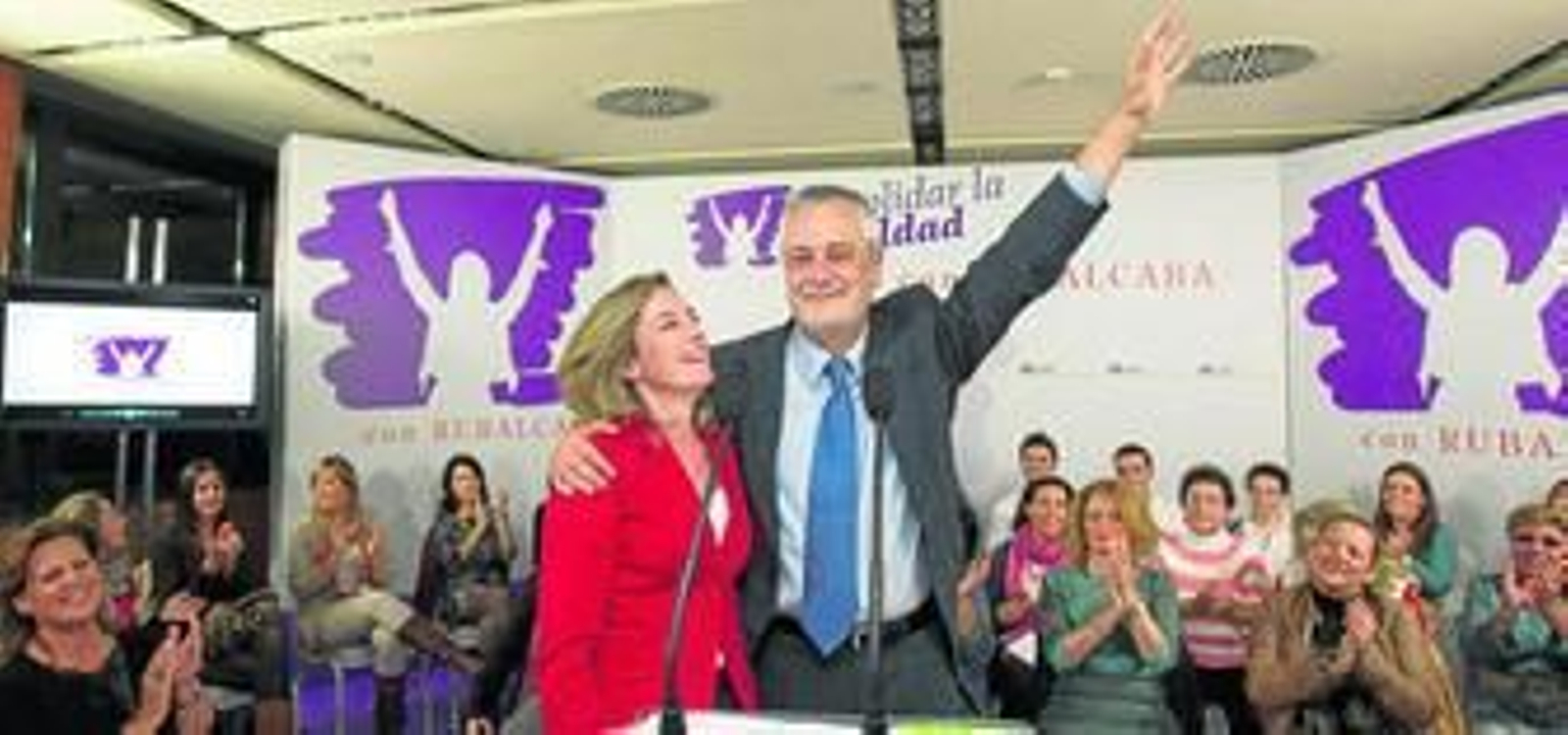 El presidente de la Junta de Andalucía, José Antonio Griñán, junto a la secretaria de Igualdad, Soledad Cabezón, ayer en un acto.