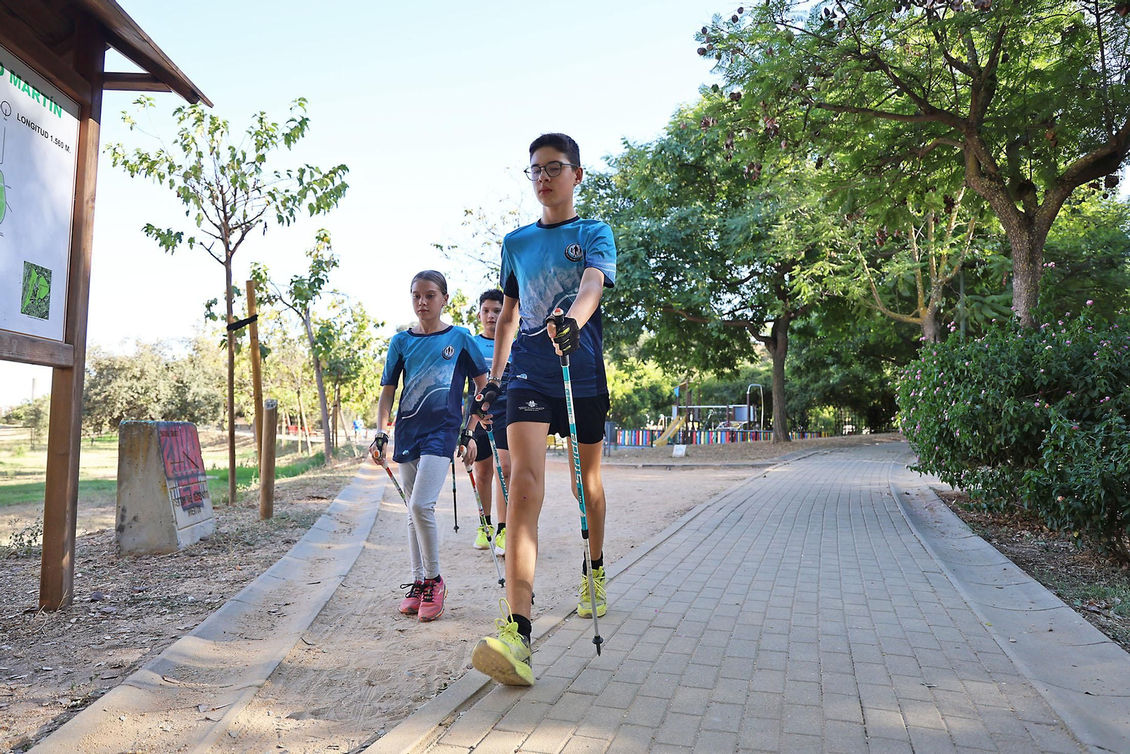 Imágenes de un entrenamiento de marcha nórdica del CD Multideportes