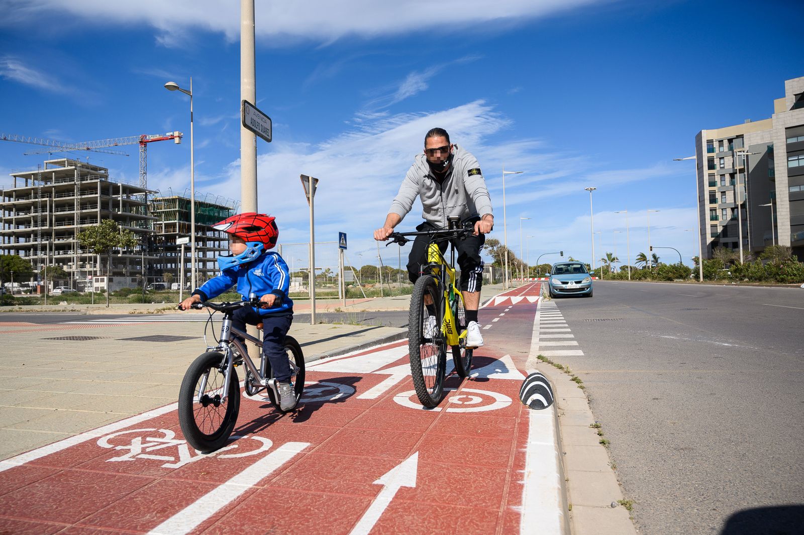 Un padre con su hijo en el nuevo tramo de carril bici de la avenida Adolfo Suárez