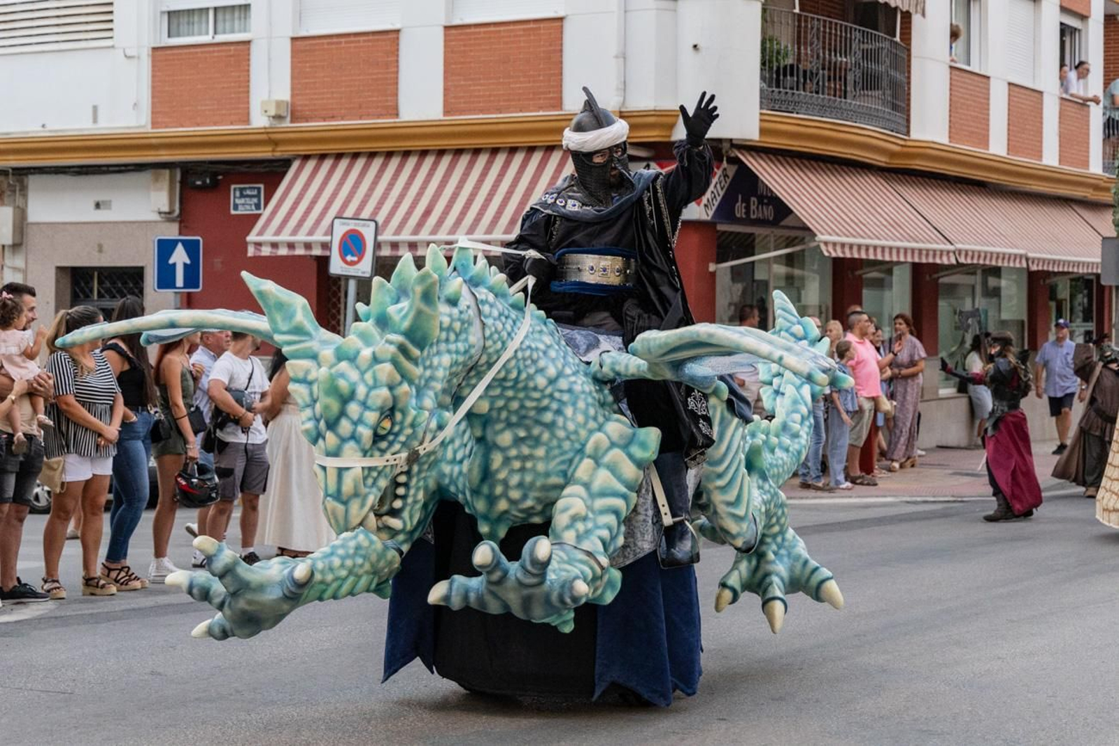 Pasacalles inaugural, fuegos artificiales e iluminación de la portada de feria y del recinto ferial de la Feria de San Bartolomé en Martos