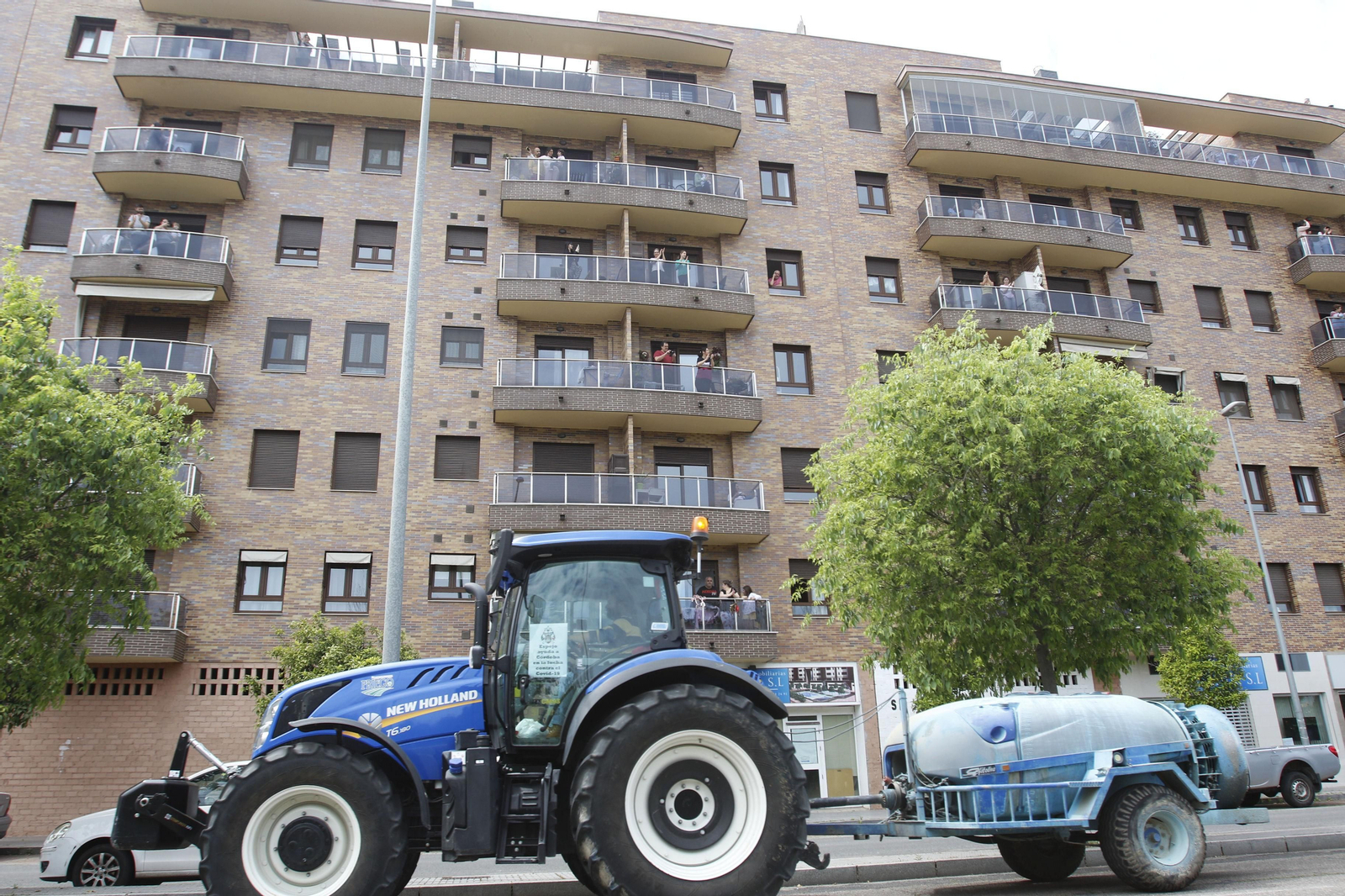 Las fotos del homenaje de los agricultores a los sanitarios de Córdoba