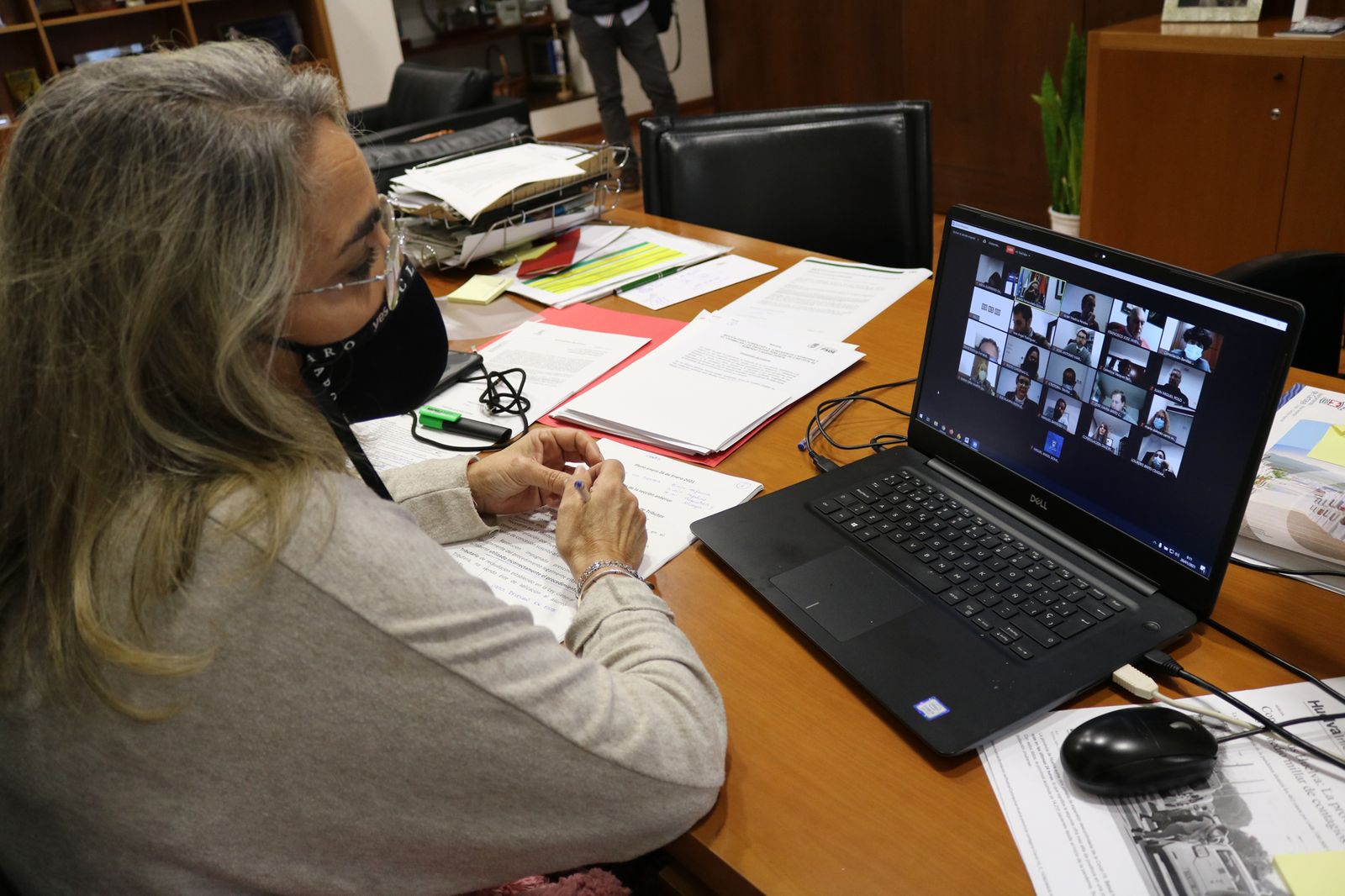 La alcaldesa, Josefa Bayo, durante la sesión plenaria.