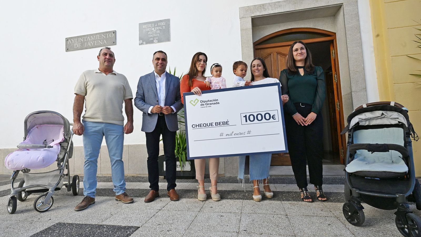 El presidente de la Diputación de Granada, Francis Rodríguez, entregando uno de los cheques.