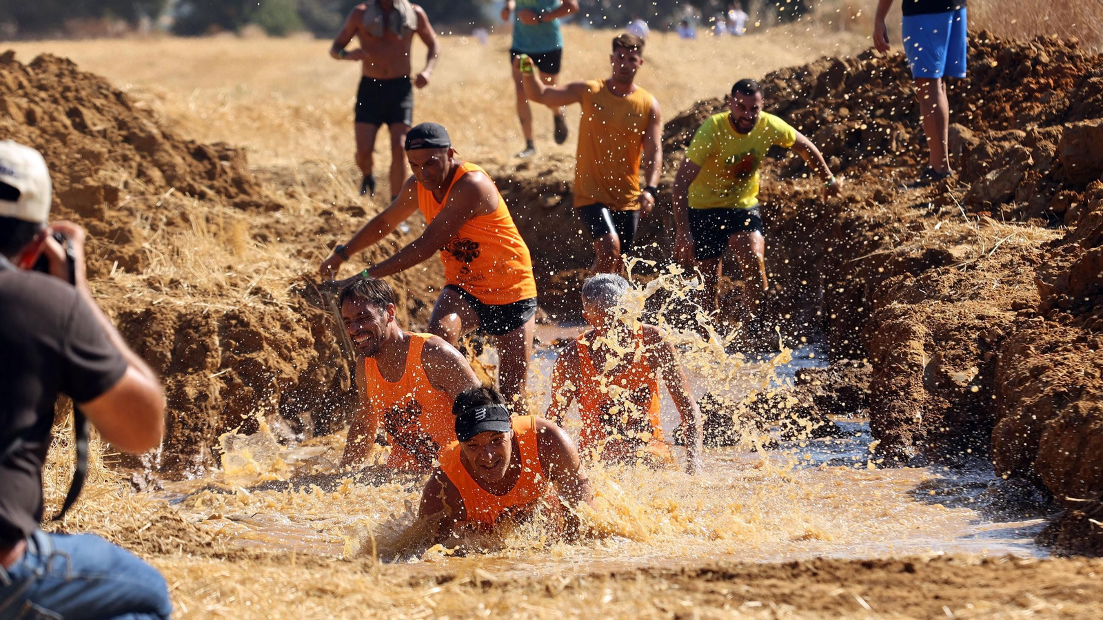 Búscate en la VII Carrera del Barro en La Barca