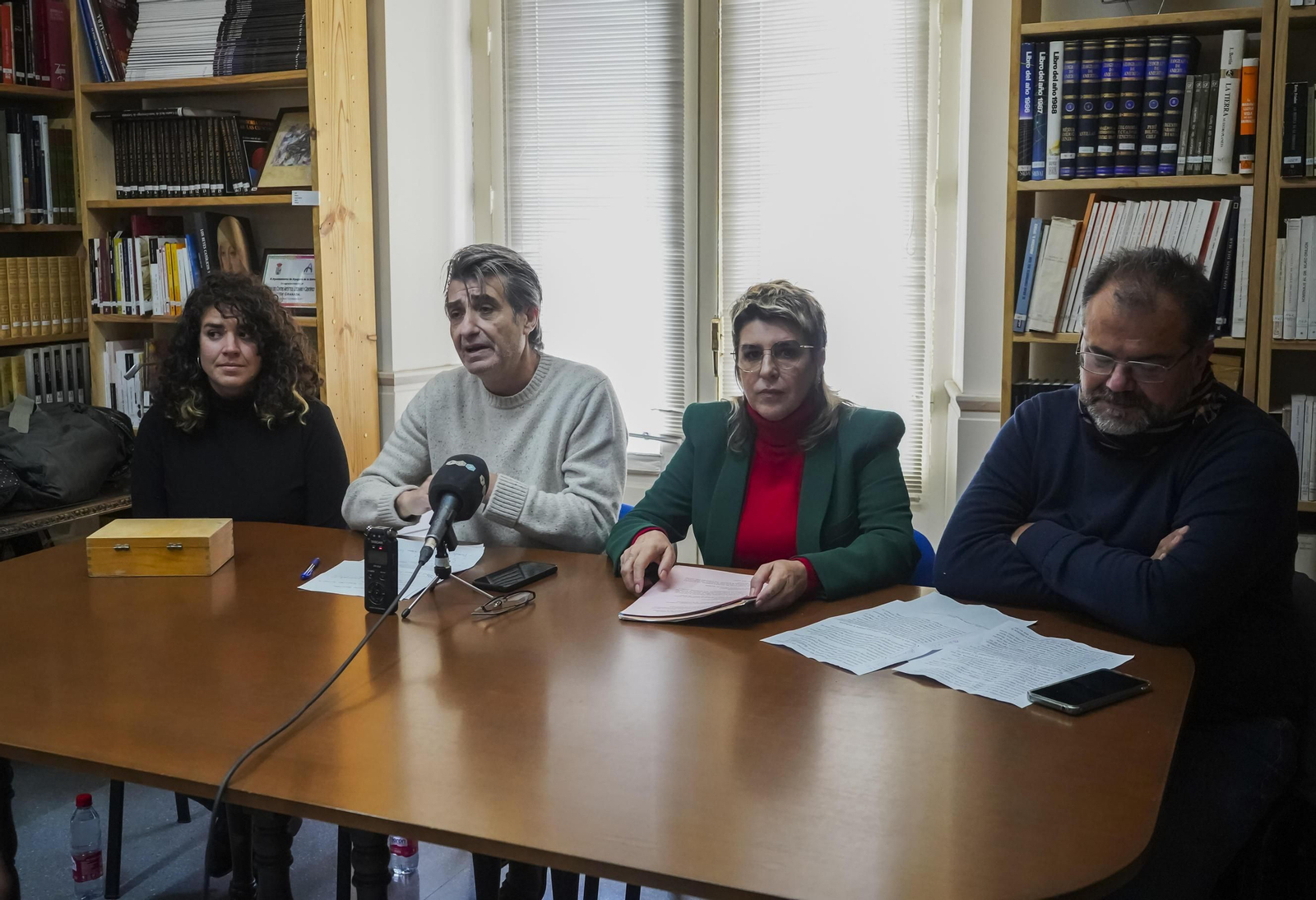 Cambril junto a tres miembros de la lista de Independientes. Cambril junto a tres miembros de la lista de Independientes.