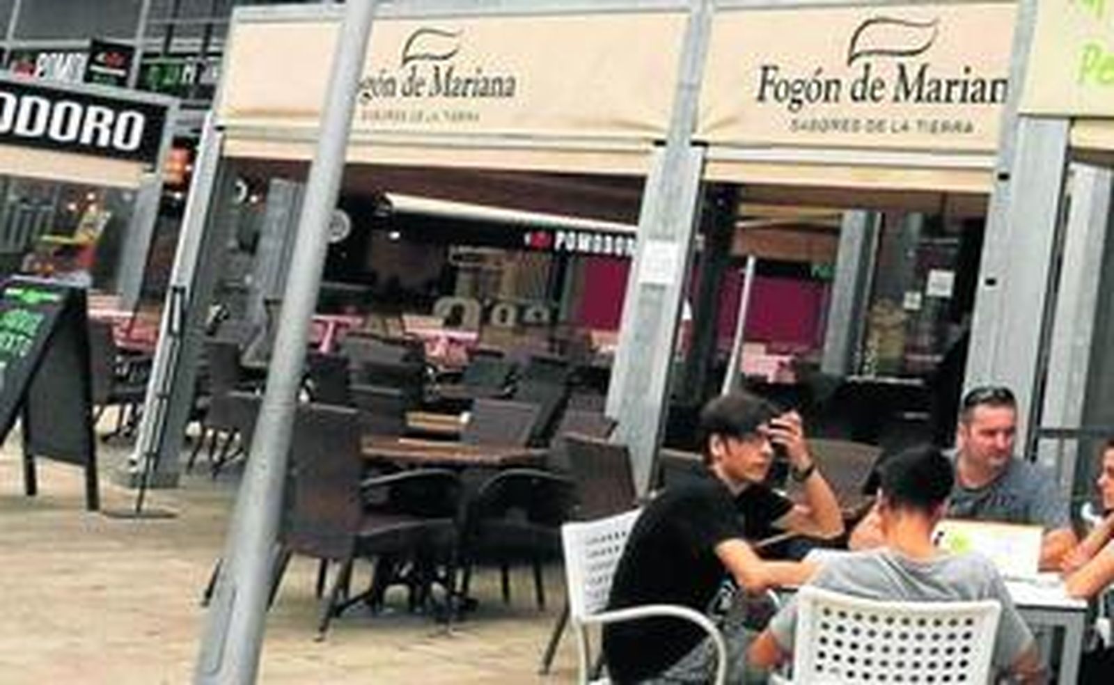 La terraza de 'El Fogón de Mariana', desierta tras el incendio registrado el sábado.