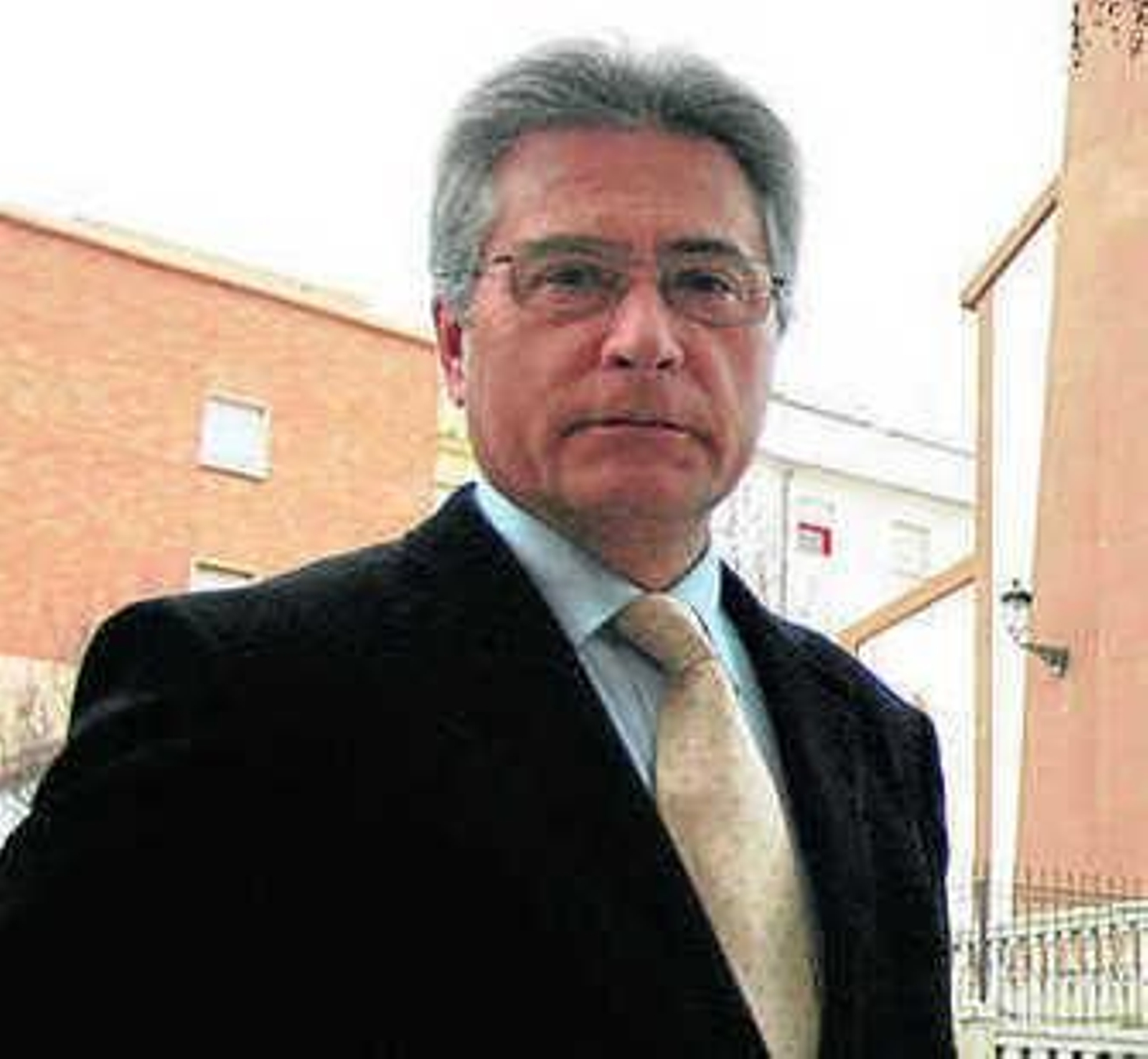 El pregonero de 2014, Horacio Galea, ayer ante la fachada de la parroquia de San Sebastián. El pregonero de 2014, Horacio Galea, ayer ante la fachada de la parroquia de San Sebastián.