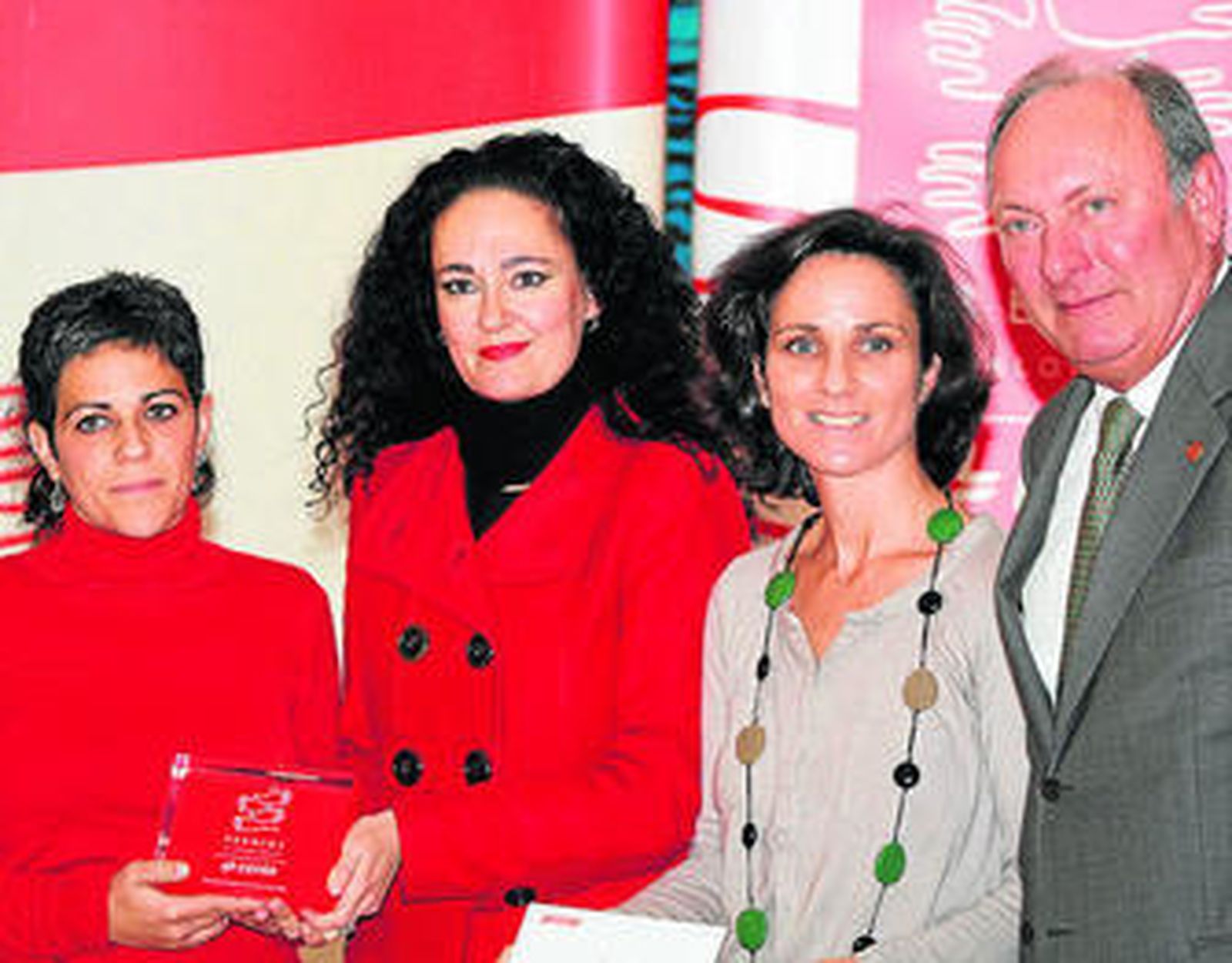 Ana Martín, Lourdes Martín, la madrina Paloma Pérez-Fontán, y el director de Cepsa La Rábida.