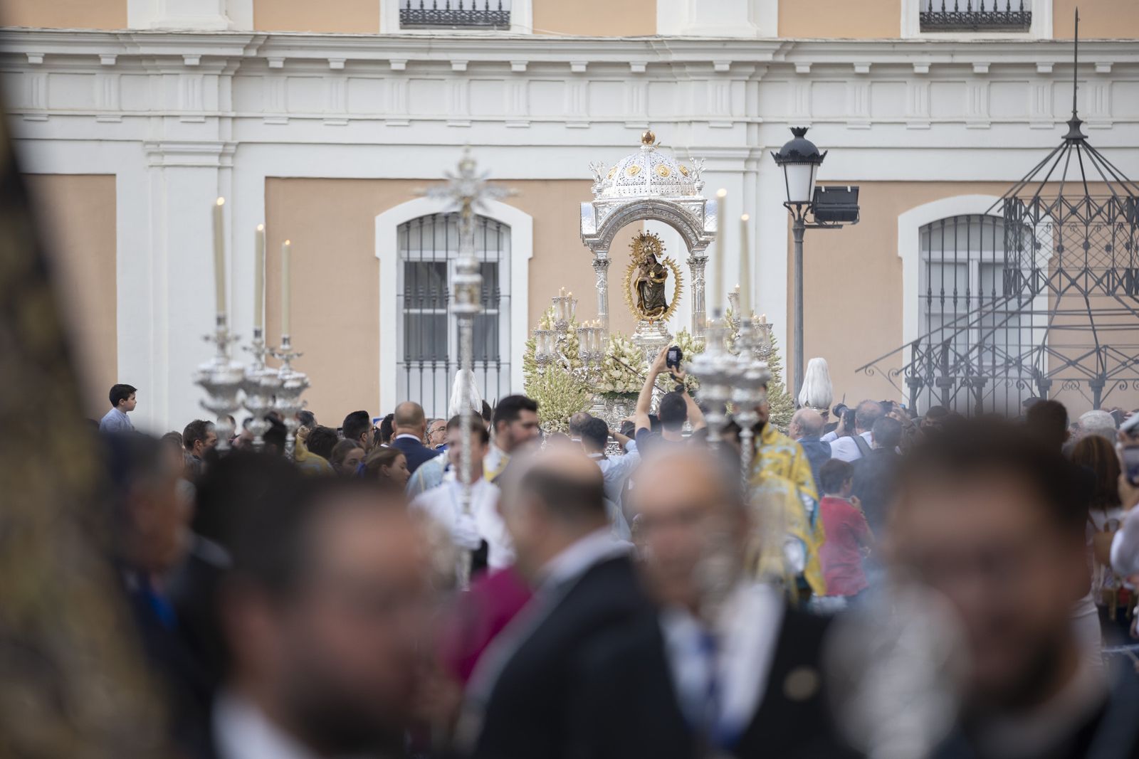 Imágenes de la procesión de la Virgen de la Cinta por el centro de la ciudad
