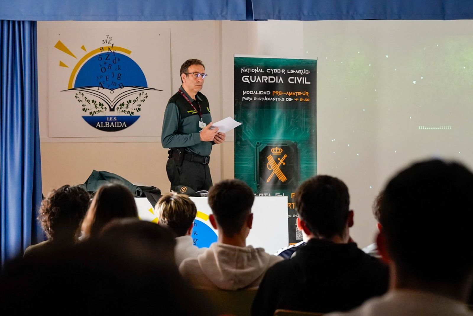 Las imágenes de la Ciberliga de la Guardia Civil en el IES Albaida