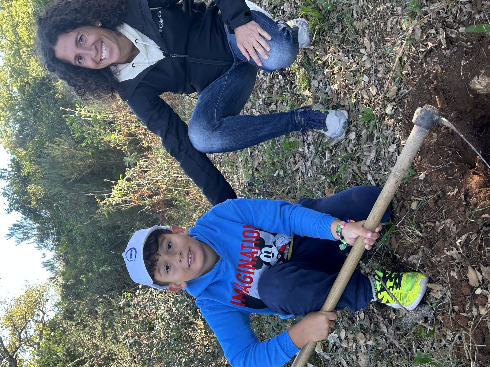 Jornada de reforestación en El Palancar por trabajadores de Acerinox, en imágenes