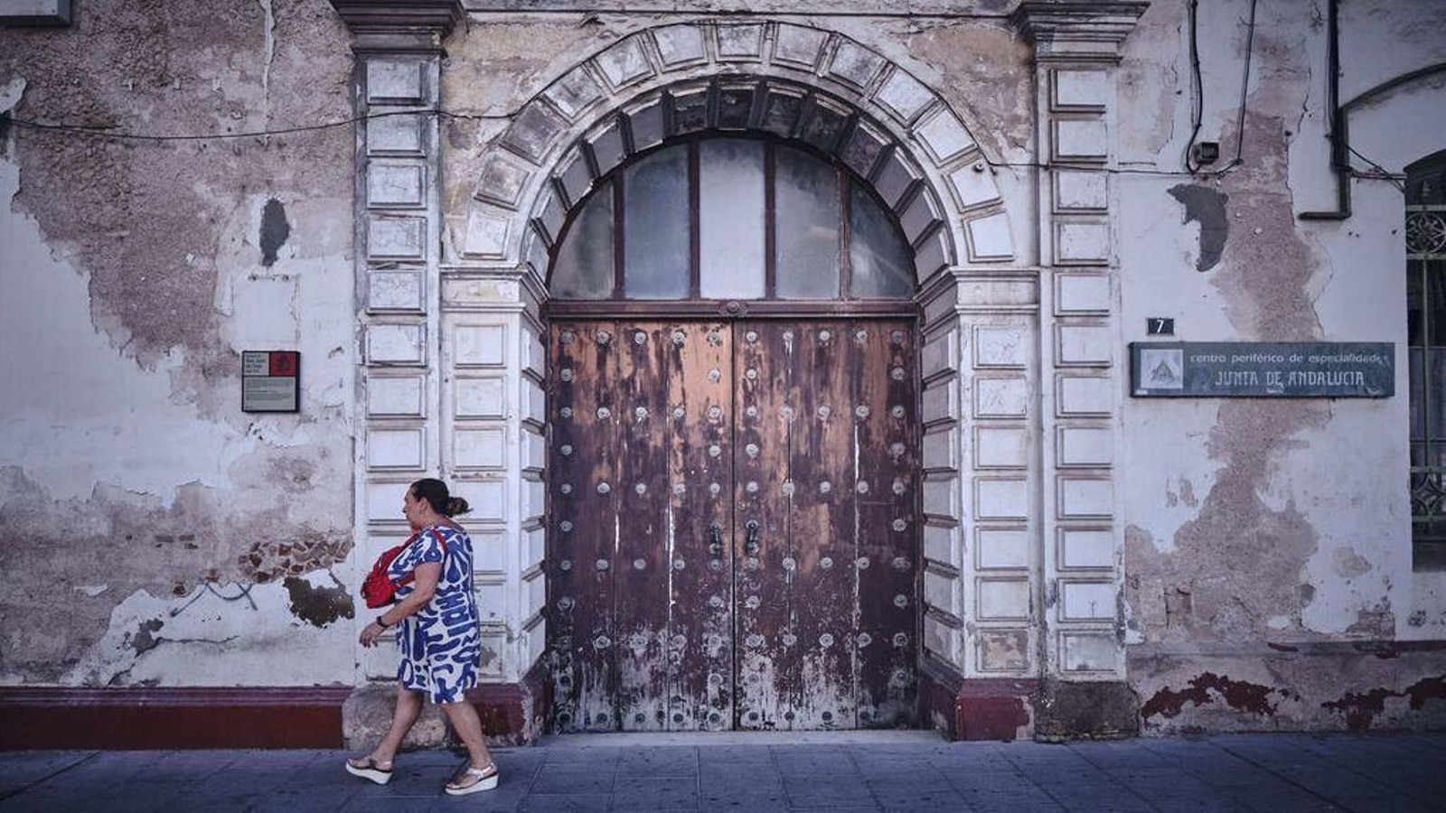 La puerta principal del antiguo Hospital de San Juan de Dios, en la avenida Micaela Aramburu, en la ciudad de El Puerto. La puerta principal del antiguo Hospital de San Juan de Dios, en la avenida Micaela Aramburu, en la ciudad de El Puerto.