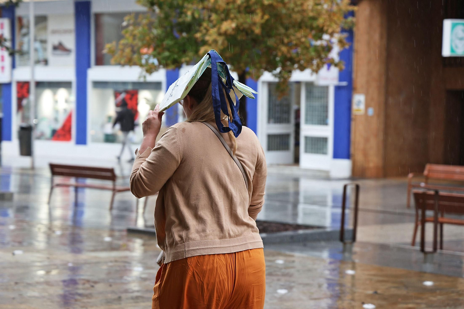 Imágenes de la lluviosa mañana de sábado en Huelva