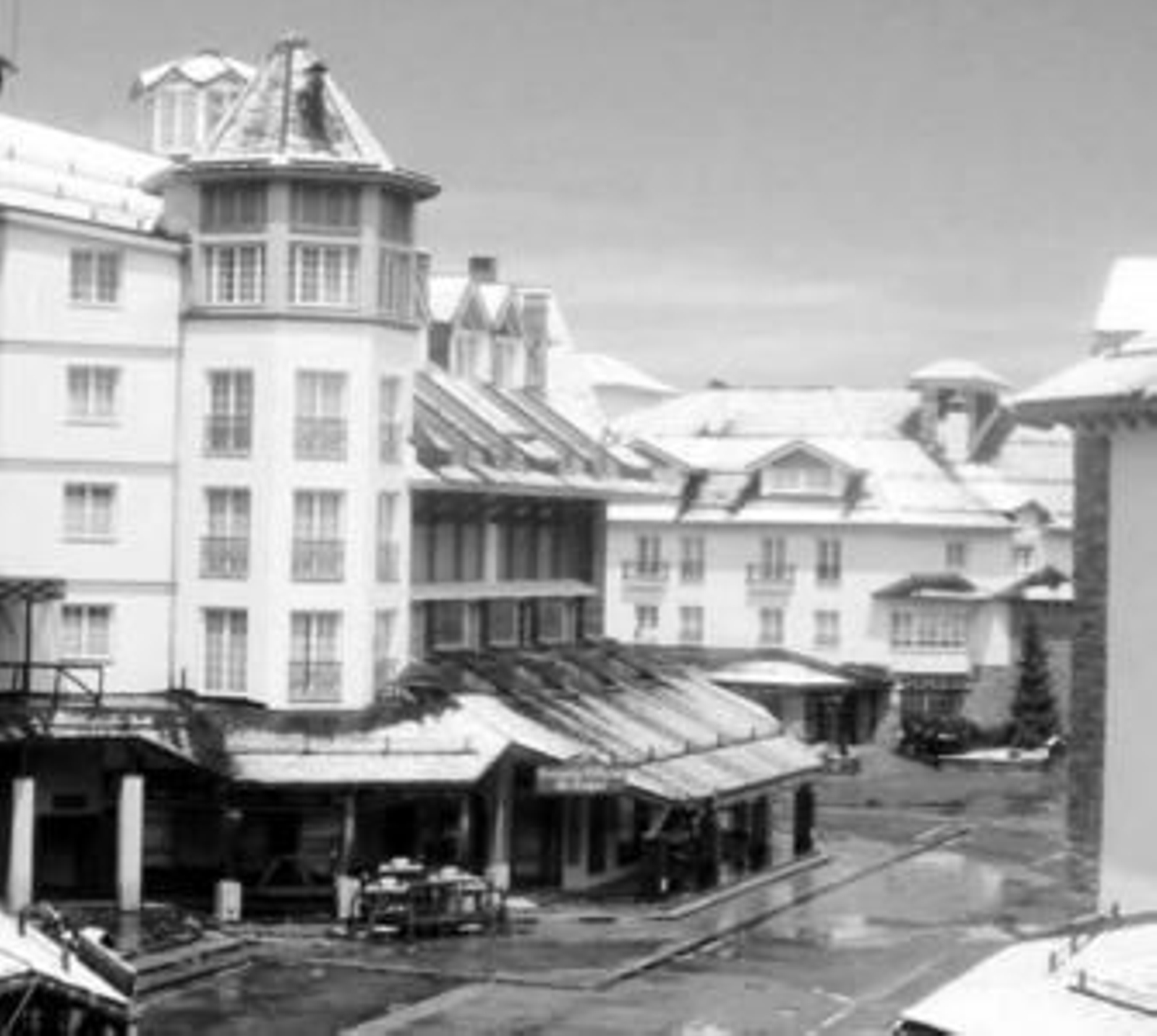 El pub se encuentra en un edificio de la estación de esquí.