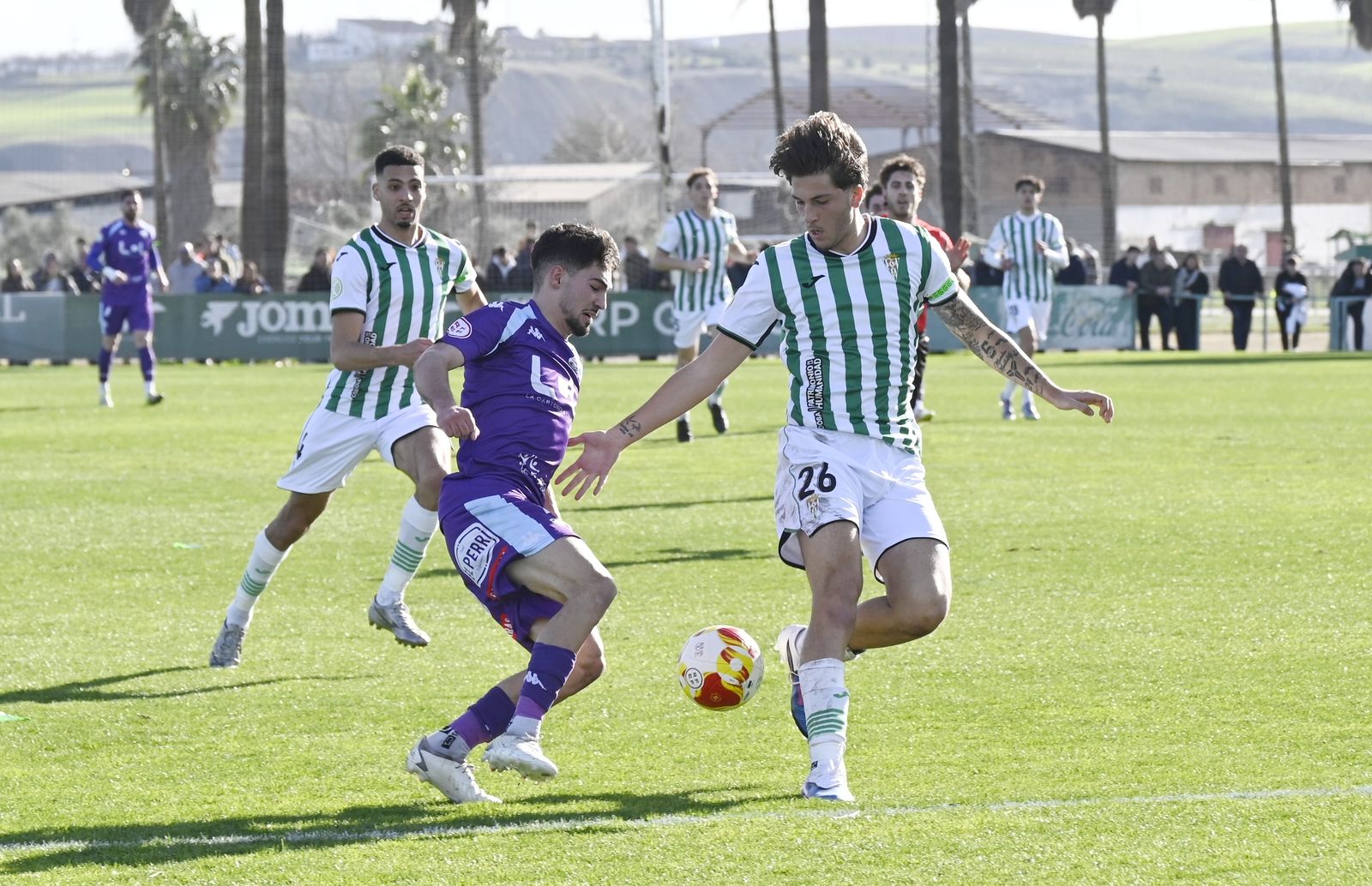Hugo Fuentes (Ciudad de Lucena) es presionado por Borja y Amin (Córdoba B).