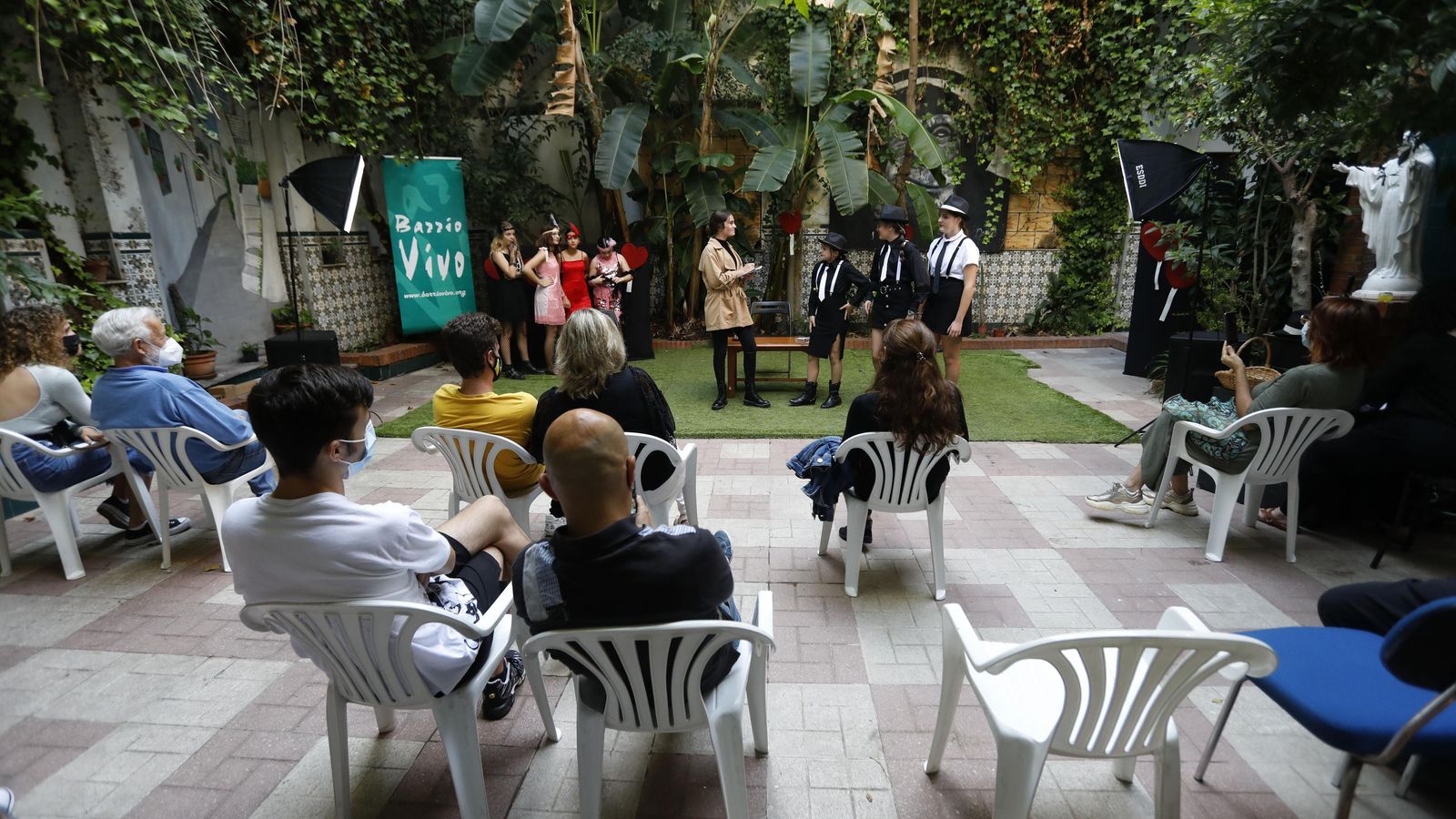 El público sigue una de las veladas en el patio de la sede de Barrio Vivo.