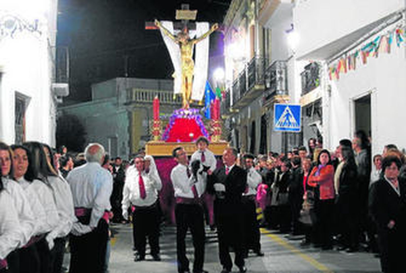 El cristo de la Misericordia en su discurrir por las calles de Turre.