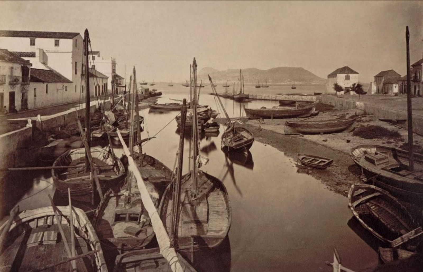 El curso bajo del río de la Miel y el muelle Comercial o Viejo en una fotografía de Jean Laurent realizada hacia 1876.