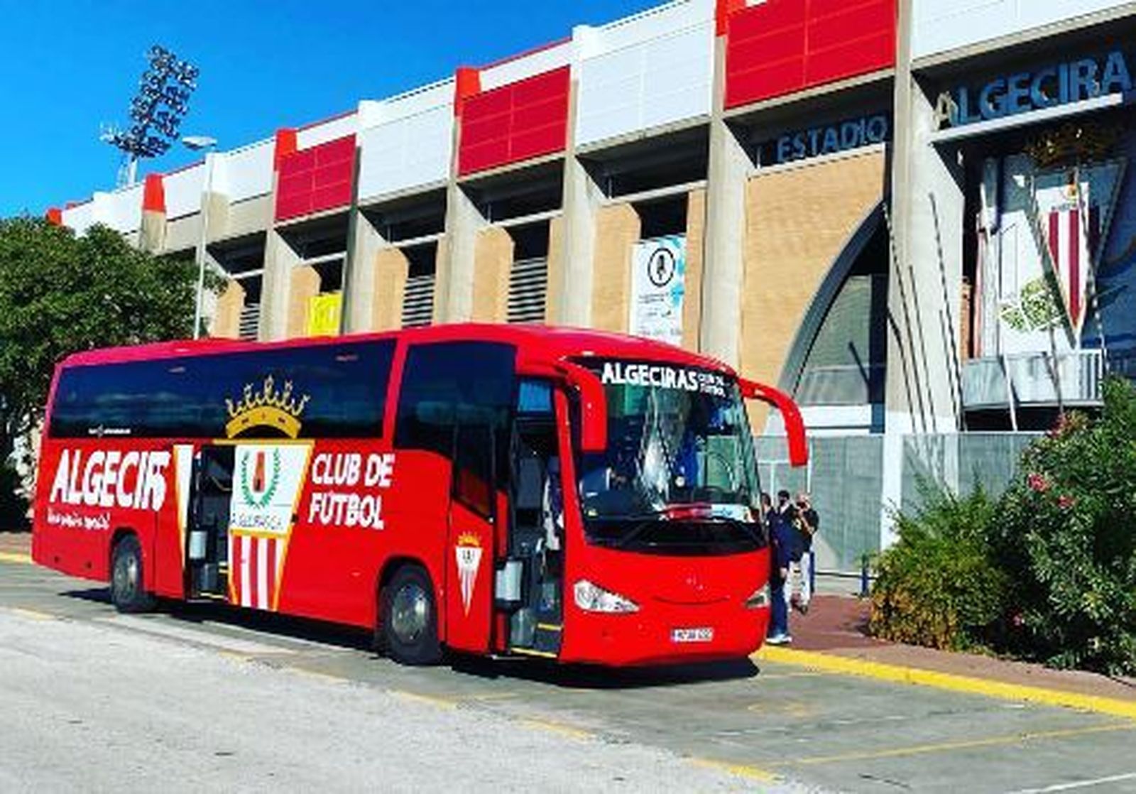 El nuevo autobús del Algeciras, con su escudo y colores.