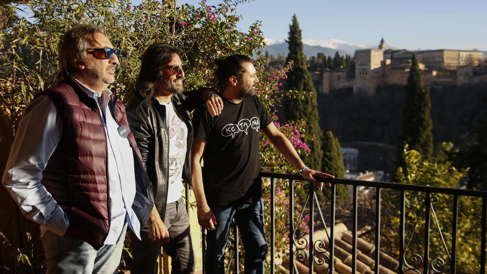 La banda, frente a la Alhambra, disfruta de las vistas granadinas.