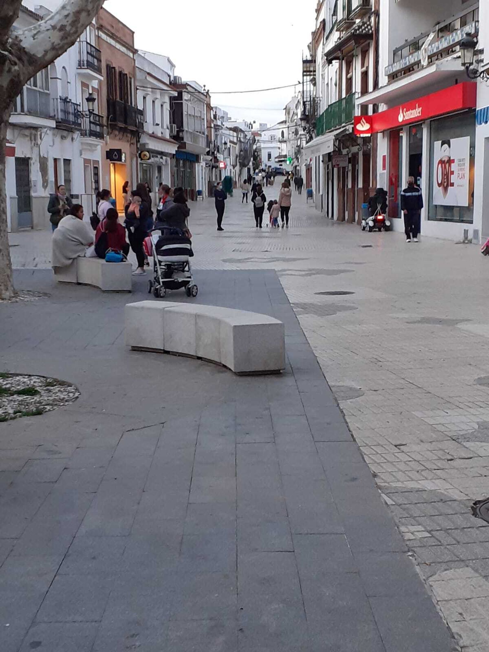 Estado que presentaba ayer por la tarde una de las principales calles de Constantina.