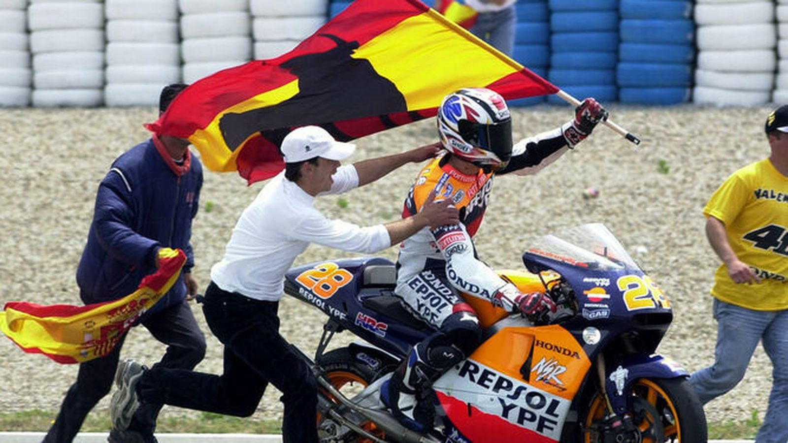 Crivillé celebra con la grada el tercer puesto logrado en el Circuito de Jerez en 2001